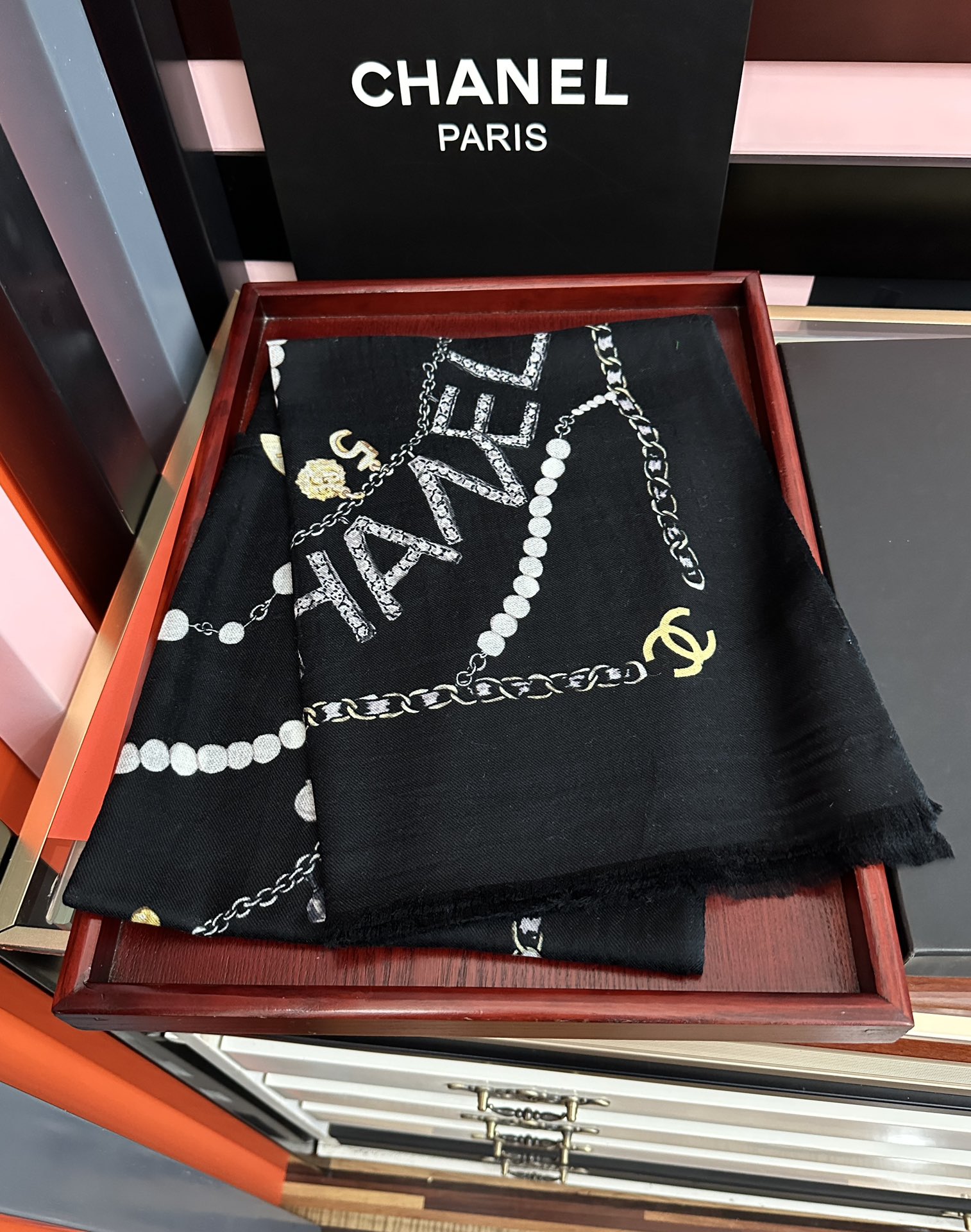 。爆款到 小香2026 最新款顶级设计太美了，真心赞👍😘💍实物真心美 🎀披肩配以印花💓💃🏻无论设计喷绘都