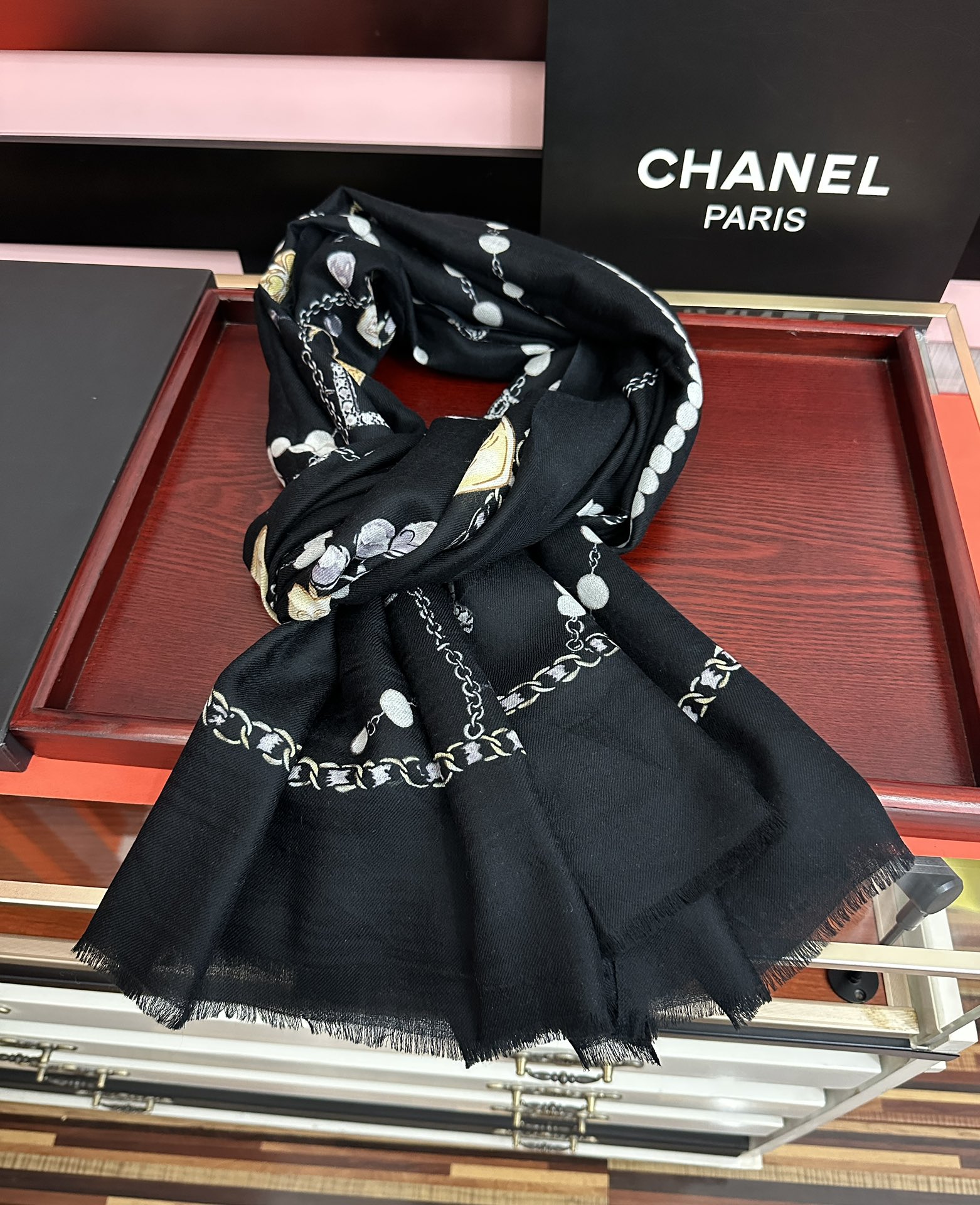 。爆款到 小香2026 最新款顶级设计太美了，真心赞👍😘💍实物真心美 🎀披肩配以印花💓💃🏻无论设计喷绘都