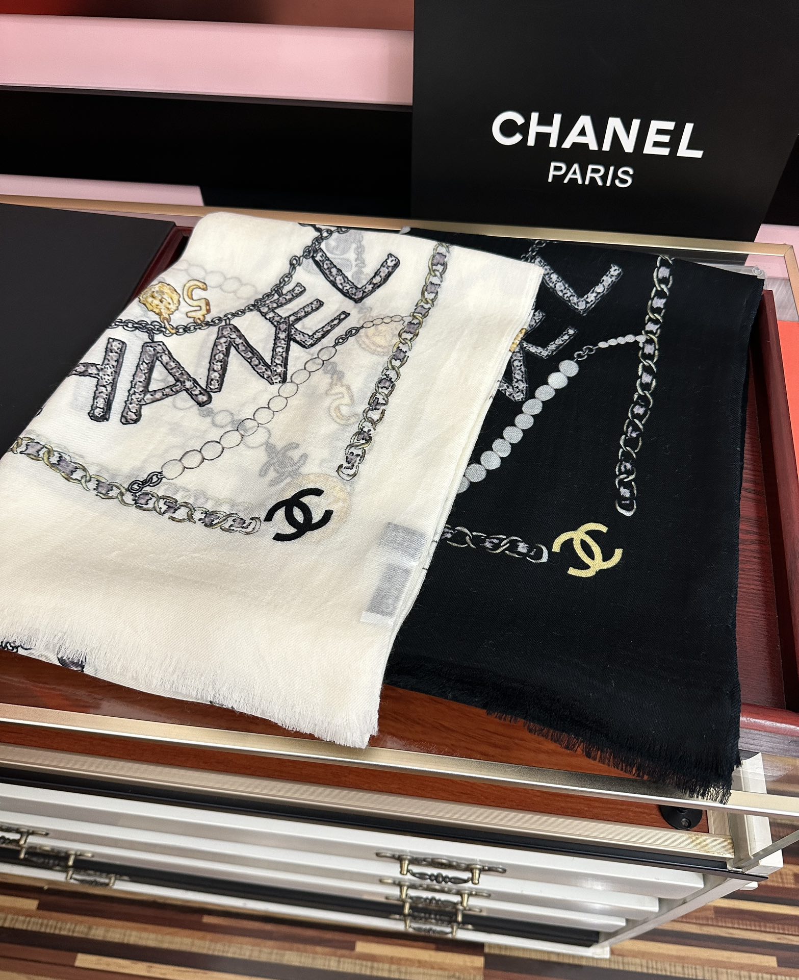 。爆款到 小香2026 最新款顶级设计太美了，真心赞👍😘💍实物真心美 🎀披肩配以印花💓💃🏻无论设计喷绘都