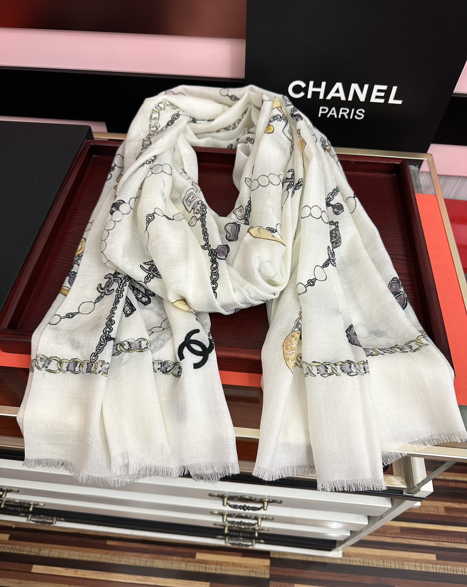 。爆款到 小香2026 最新款顶级设计太美了，真心赞👍😘💍实物真心美 🎀披肩配以印花💓💃🏻无论设计喷绘都