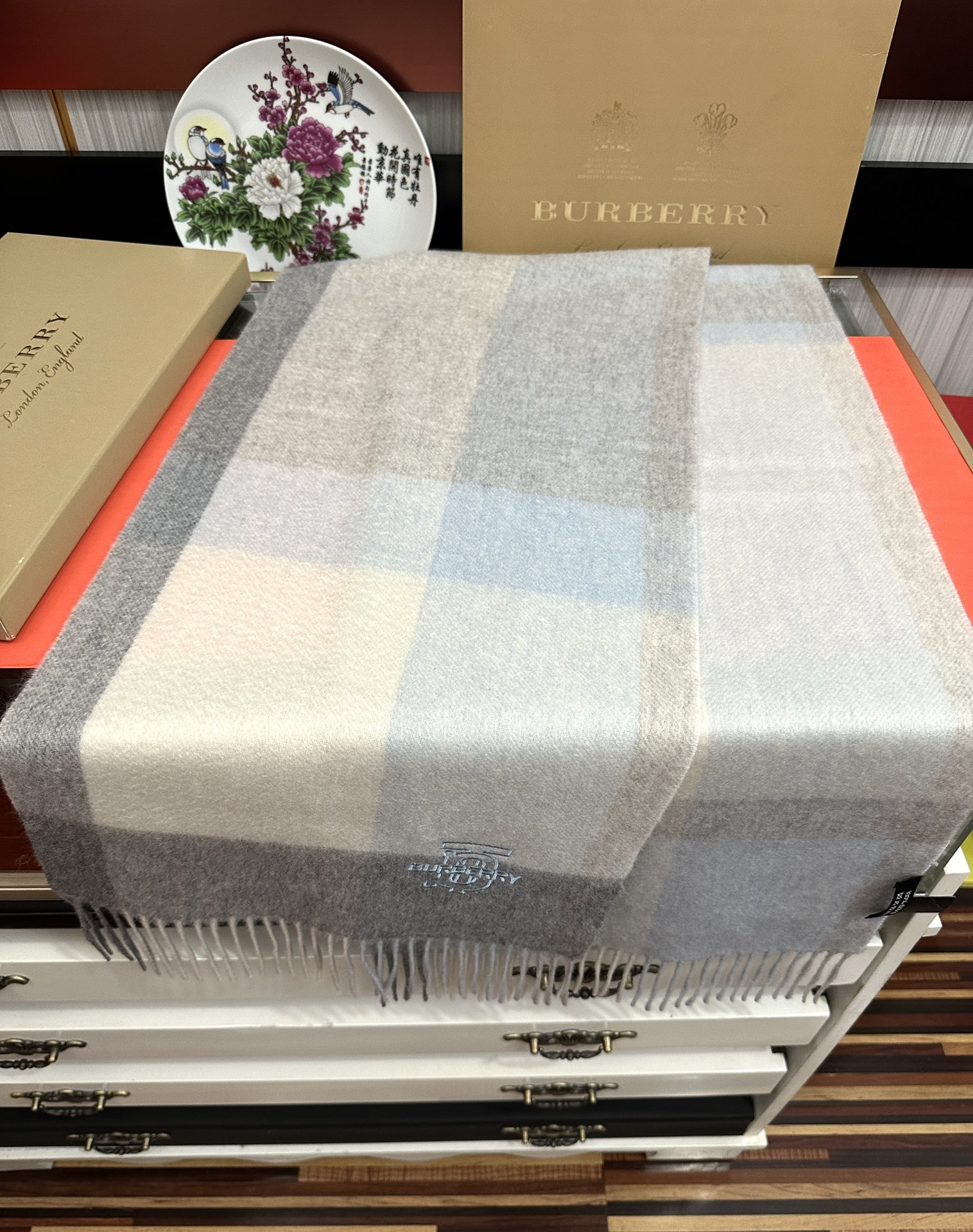 新款。85%山羊绒 2026 巴宝莉采用内蒙古顶级山羊绒，最新款男女通用情侣款👫重磅推荐💥 经典的格子，