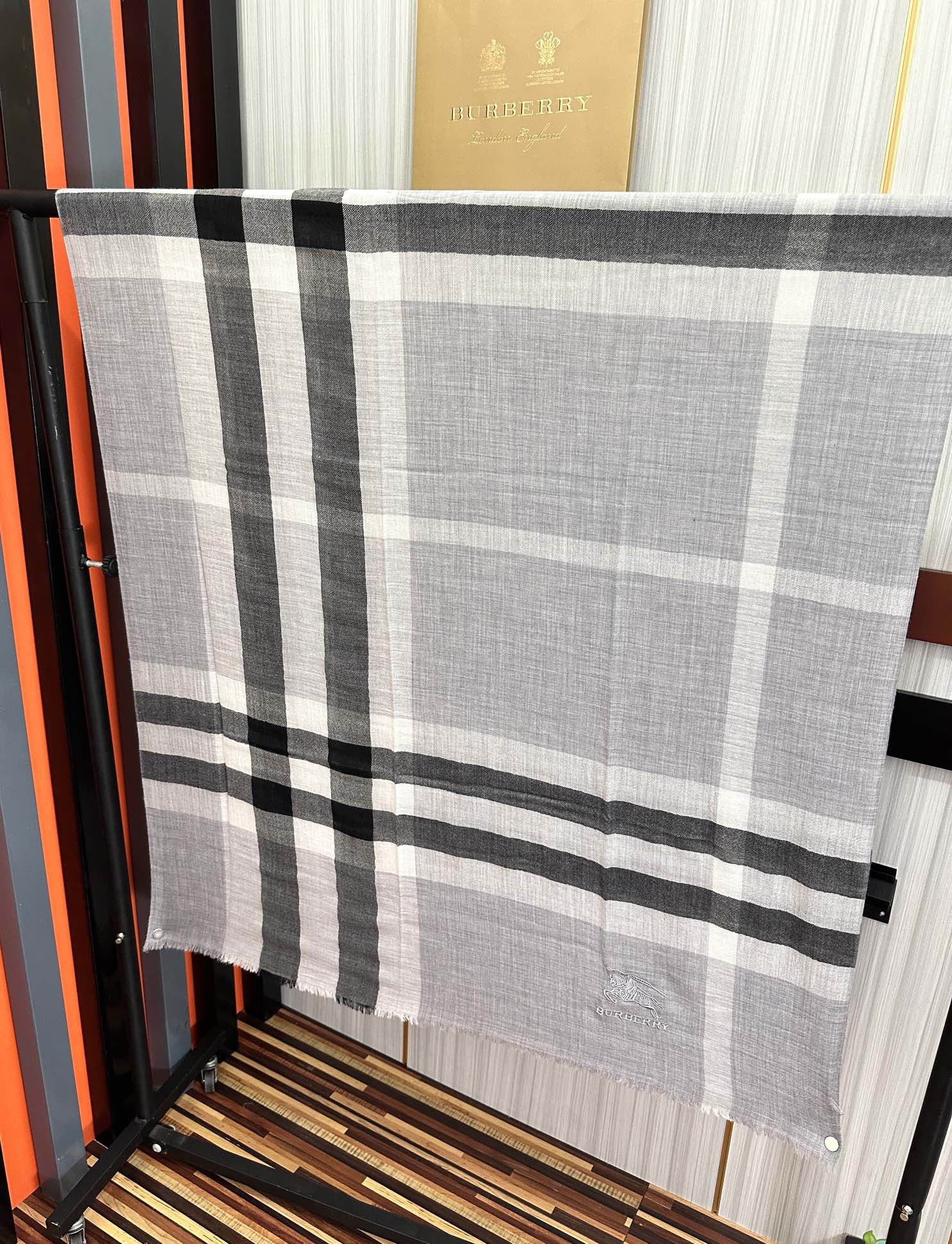 。2011 爆款巴宝莉 🧣万众瞩目战马绣标经典版到货🎆最优质的年轻设计师推出的最新概念👓搭配调色纱染再色