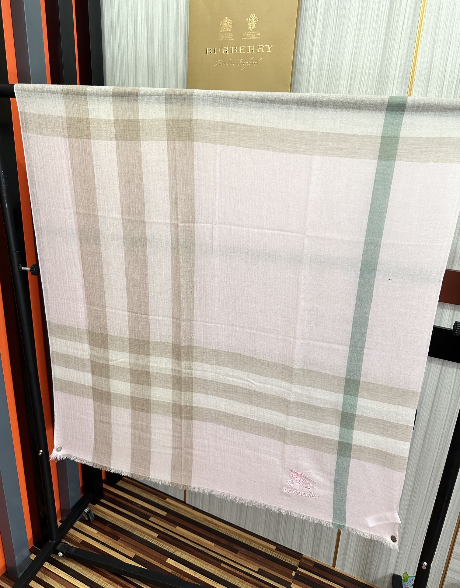 。2011 爆款巴宝莉 🧣万众瞩目战马绣标经典版到货🎆最优质的年轻设计师推出的最新概念👓搭配调色纱染再色