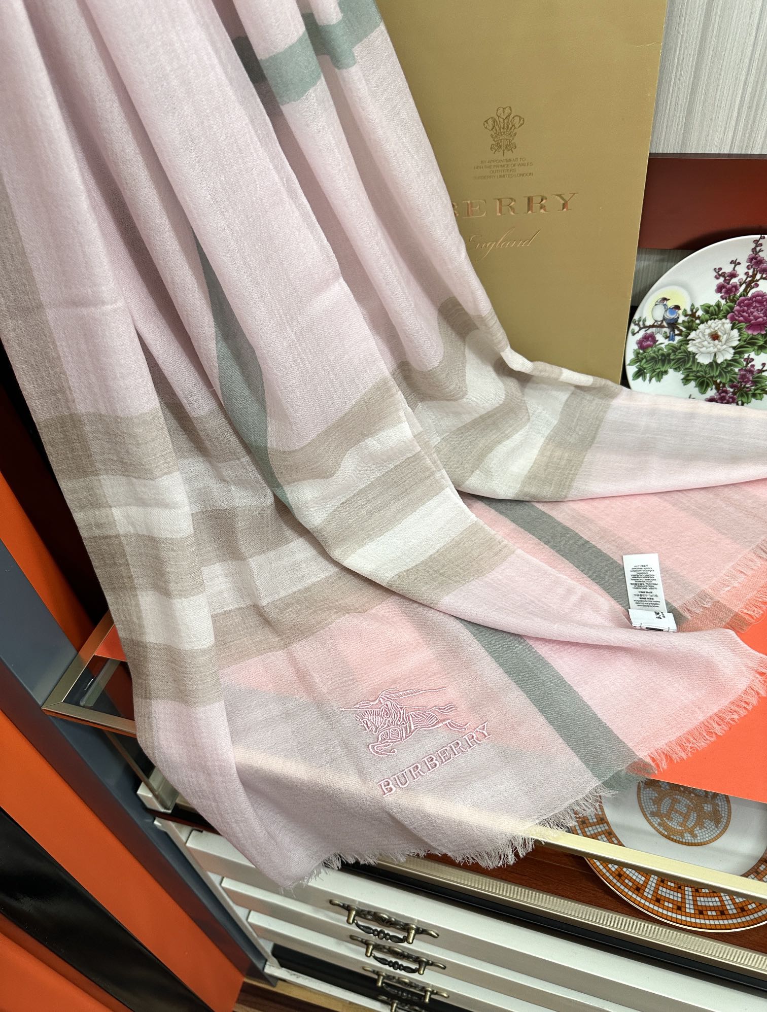 。2011 爆款巴宝莉 🧣万众瞩目战马绣标经典版到货🎆最优质的年轻设计师推出的最新概念👓搭配调色纱染再色