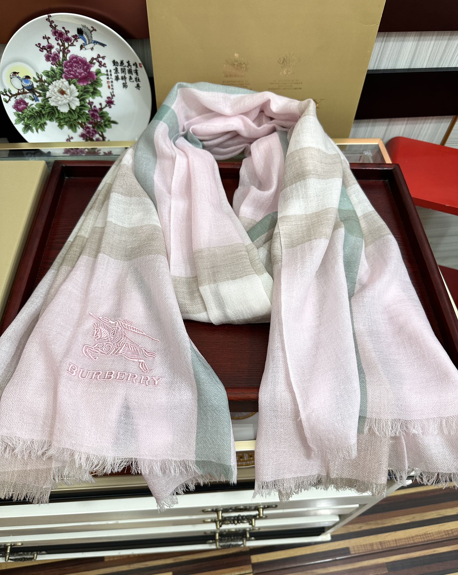 。2011 爆款巴宝莉 🧣万众瞩目战马绣标经典版到货🎆最优质的年轻设计师推出的最新概念👓搭配调色纱染再色