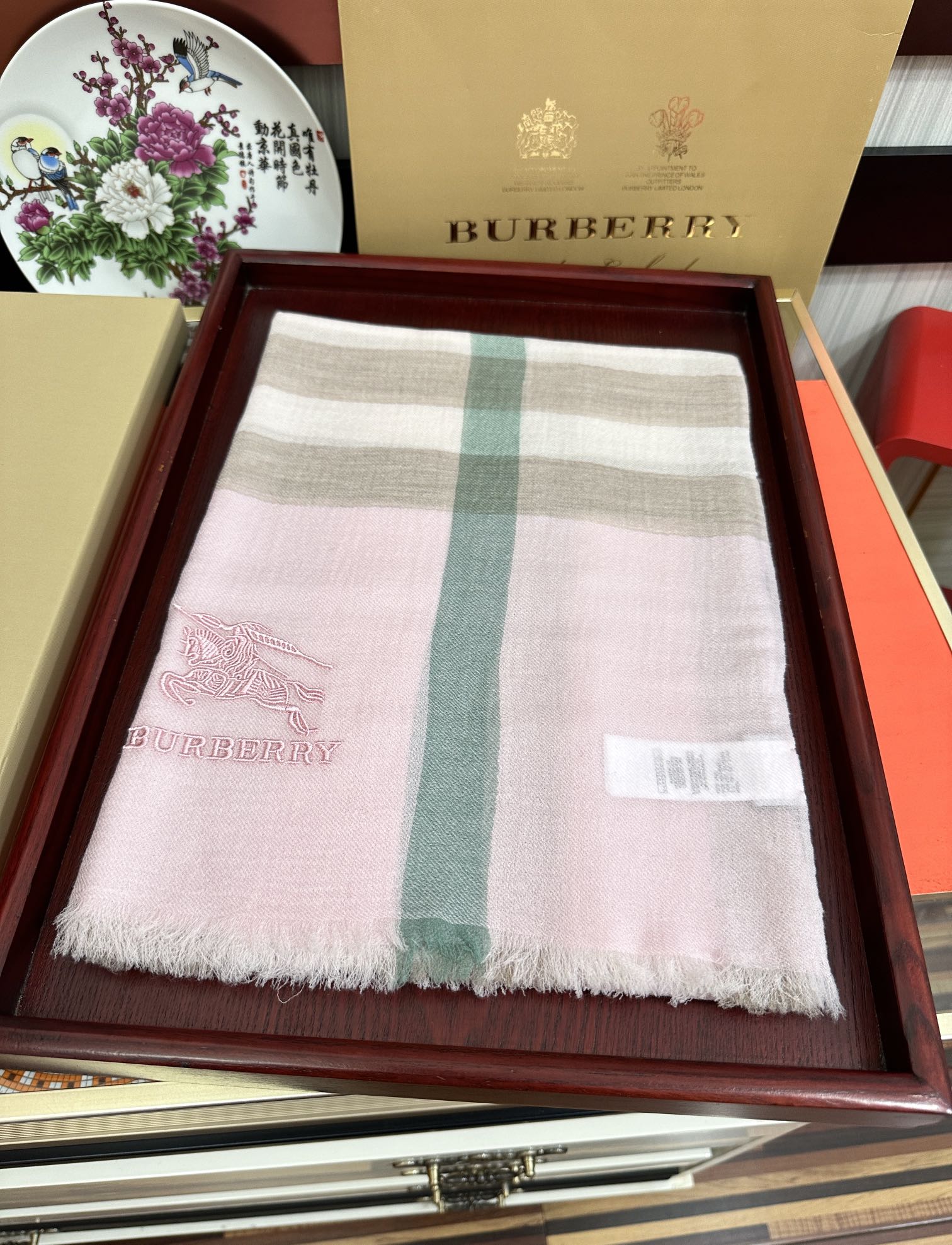 。2011 爆款巴宝莉 🧣万众瞩目战马绣标经典版到货🎆最优质的年轻设计师推出的最新概念👓搭配调色纱染再色