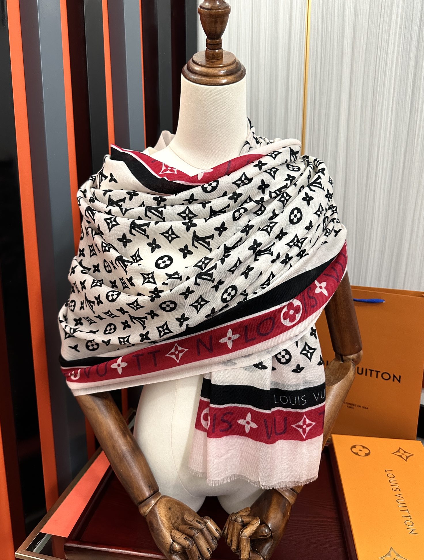 。上新LV 2026。最新款[庆祝]顶级设计太美了，真心赞👍【双面戒指绒长巾】😘💍实物真心美 🎀披肩配以