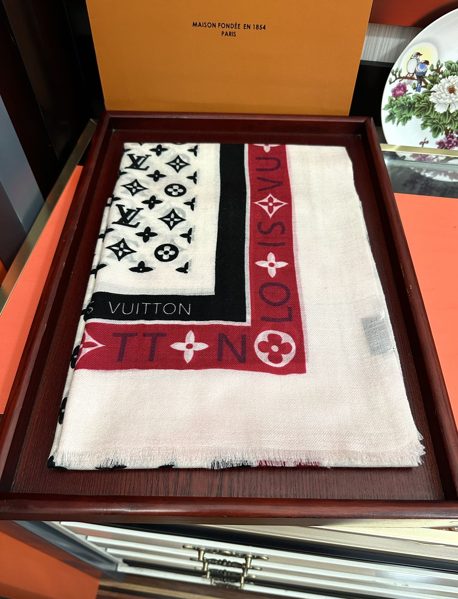 。上新LV 2026。最新款[庆祝]顶级设计太美了，真心赞👍【双面戒指绒长巾】😘💍实物真心美 🎀披肩配以