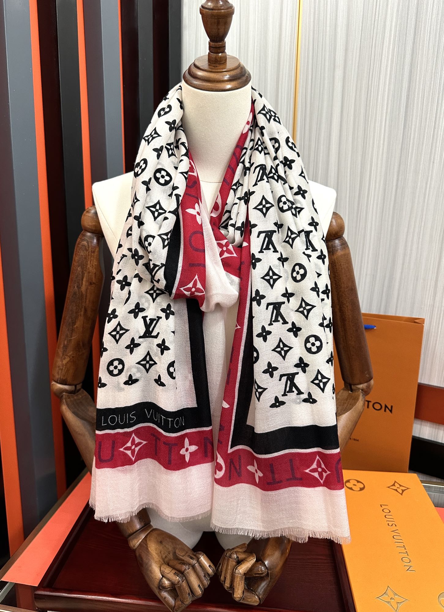 。上新LV 2026。最新款[庆祝]顶级设计太美了，真心赞👍【双面戒指绒长巾】😘💍实物真心美 🎀披肩配以