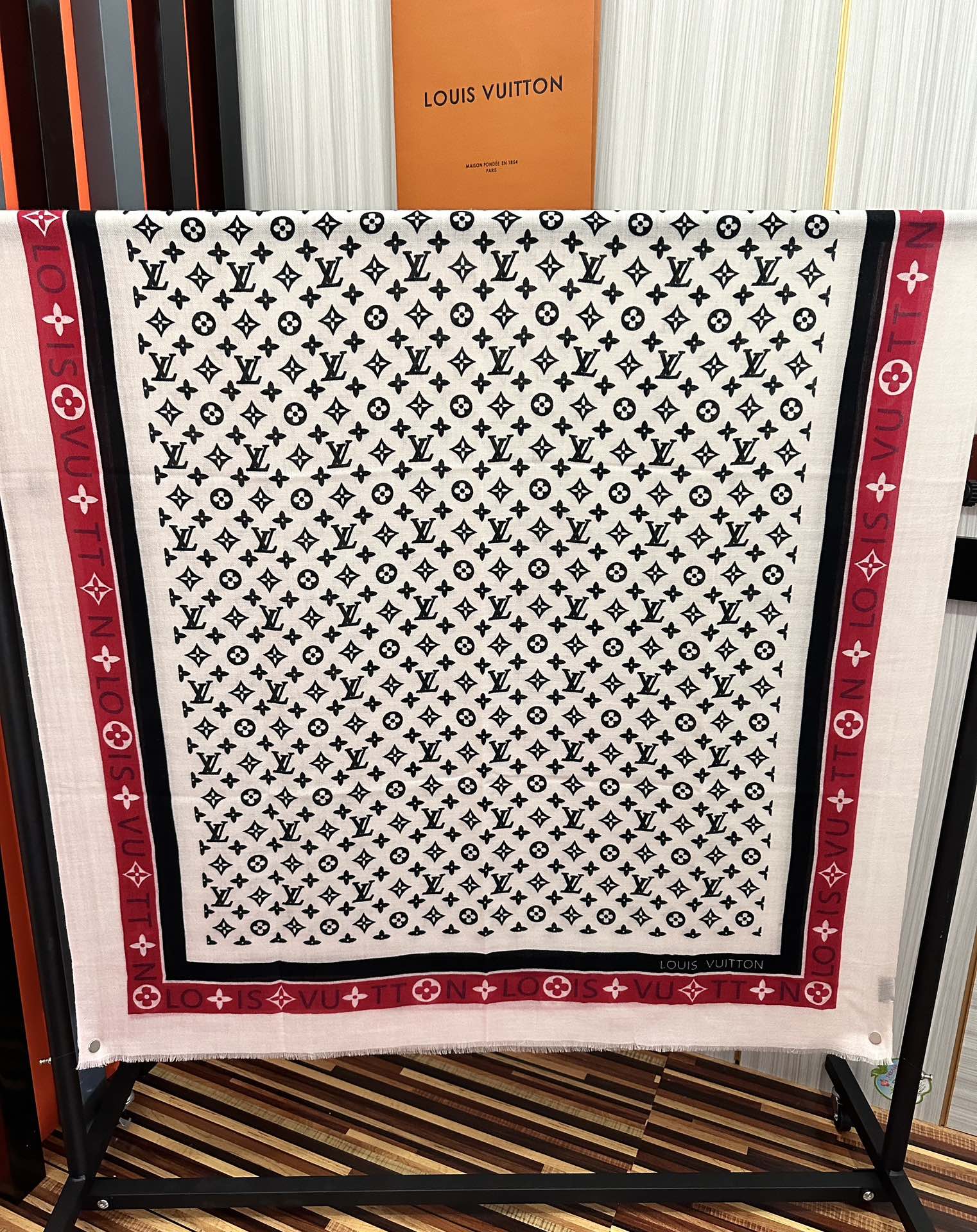 。上新LV 2026。最新款[庆祝]顶级设计太美了，真心赞👍【双面戒指绒长巾】😘💍实物真心美 🎀披肩配以