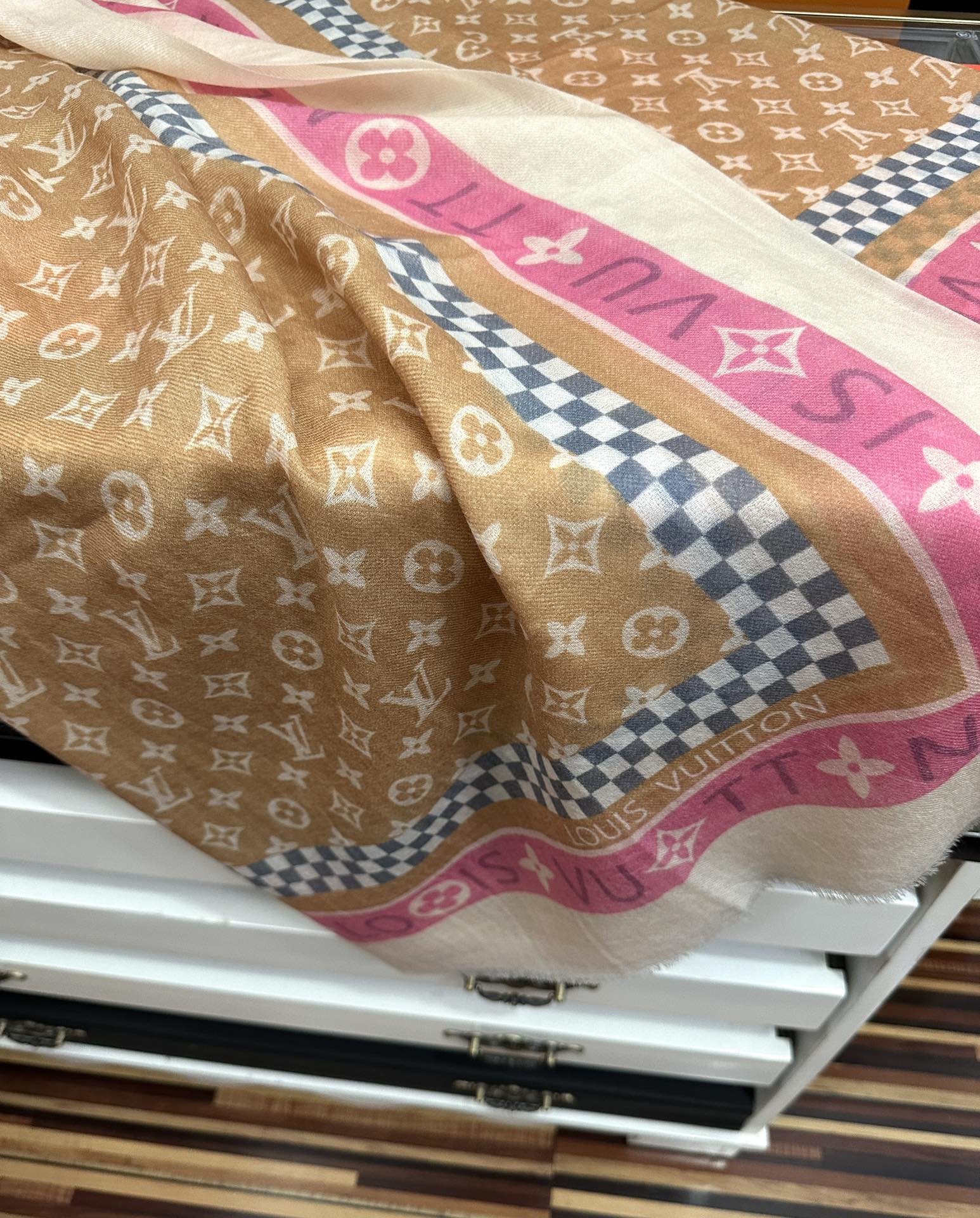 。上新LV 2026。最新款[庆祝]顶级设计太美了，真心赞👍【双面戒指绒长巾】😘💍实物真心美 🎀披肩配以