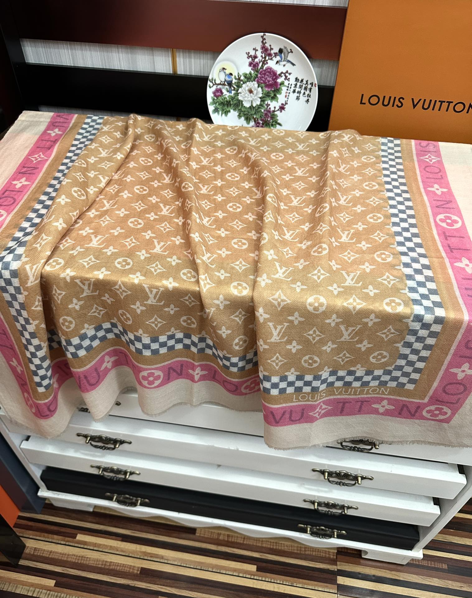 。上新LV 2026。最新款[庆祝]顶级设计太美了，真心赞👍【双面戒指绒长巾】😘💍实物真心美 🎀披肩配以