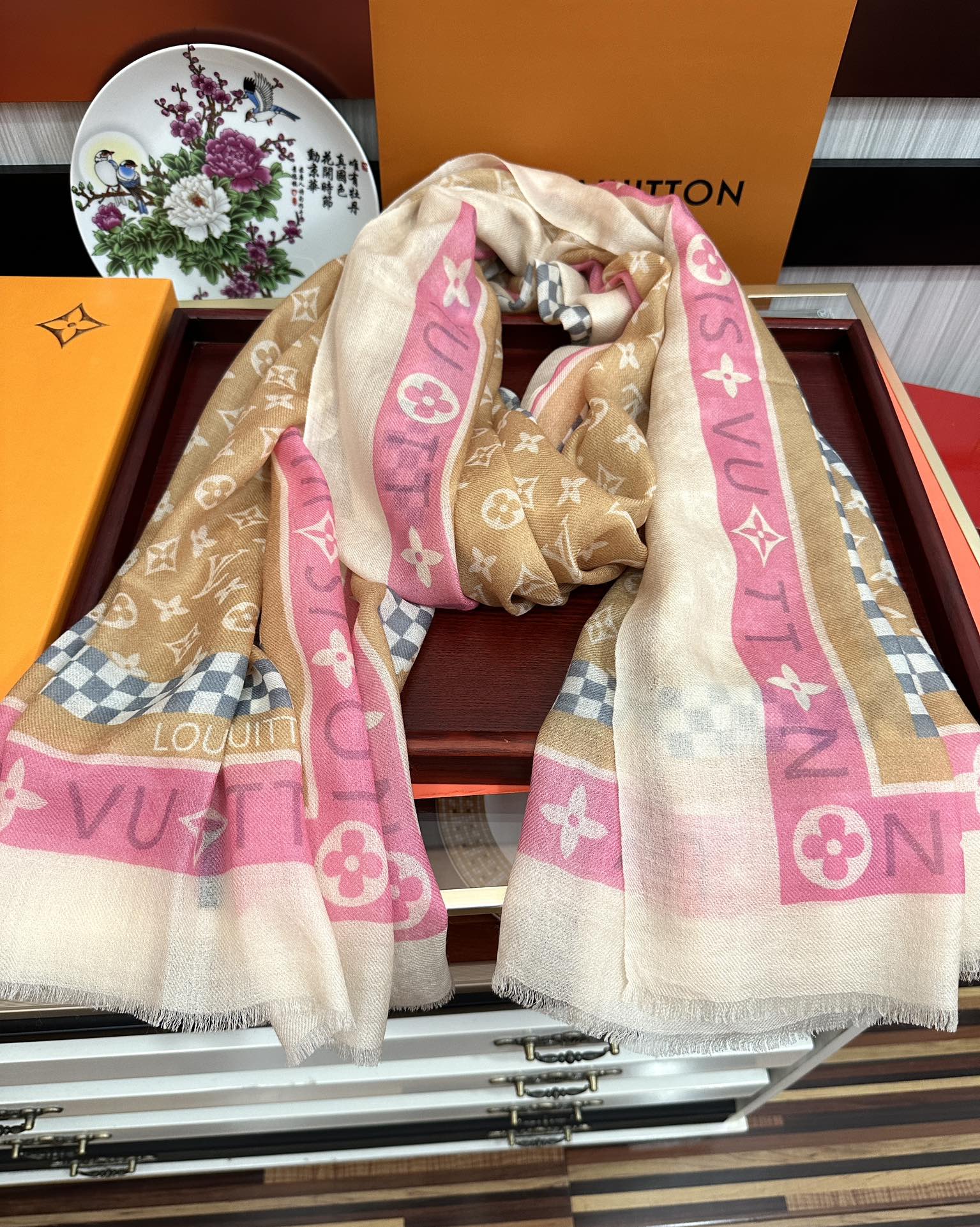 。上新LV 2026。最新款[庆祝]顶级设计太美了，真心赞👍【双面戒指绒长巾】😘💍实物真心美 🎀披肩配以