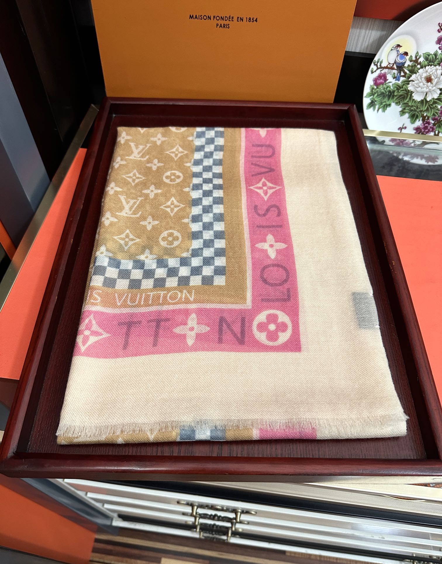 。上新LV 2026。最新款[庆祝]顶级设计太美了，真心赞👍【双面戒指绒长巾】😘💍实物真心美 🎀披肩配以