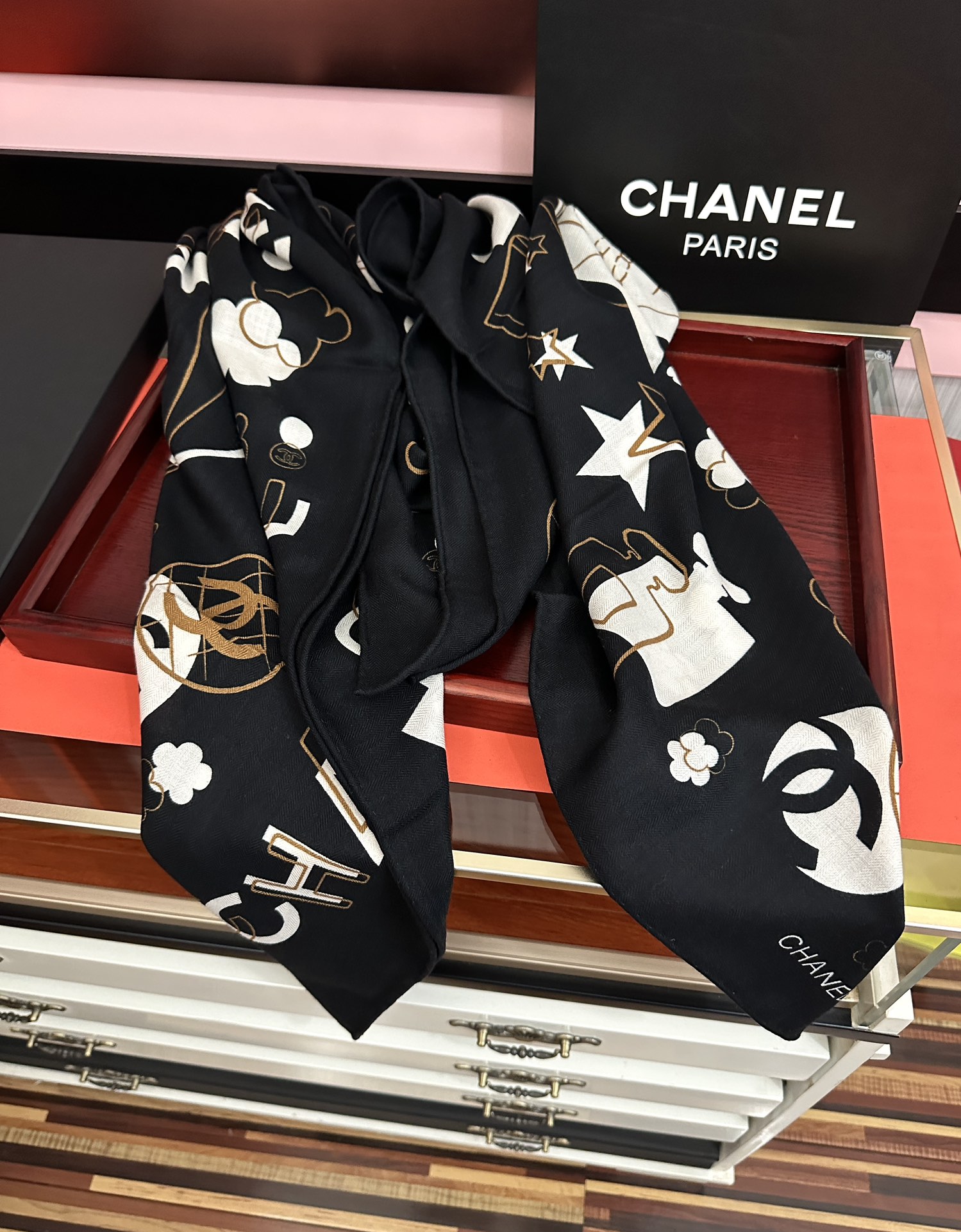 。香奈儿 【双面同色】经典双C优雅Coco风[礼物]~气质到骨子里[色]香奶奶新一季的面料超高级，真心超