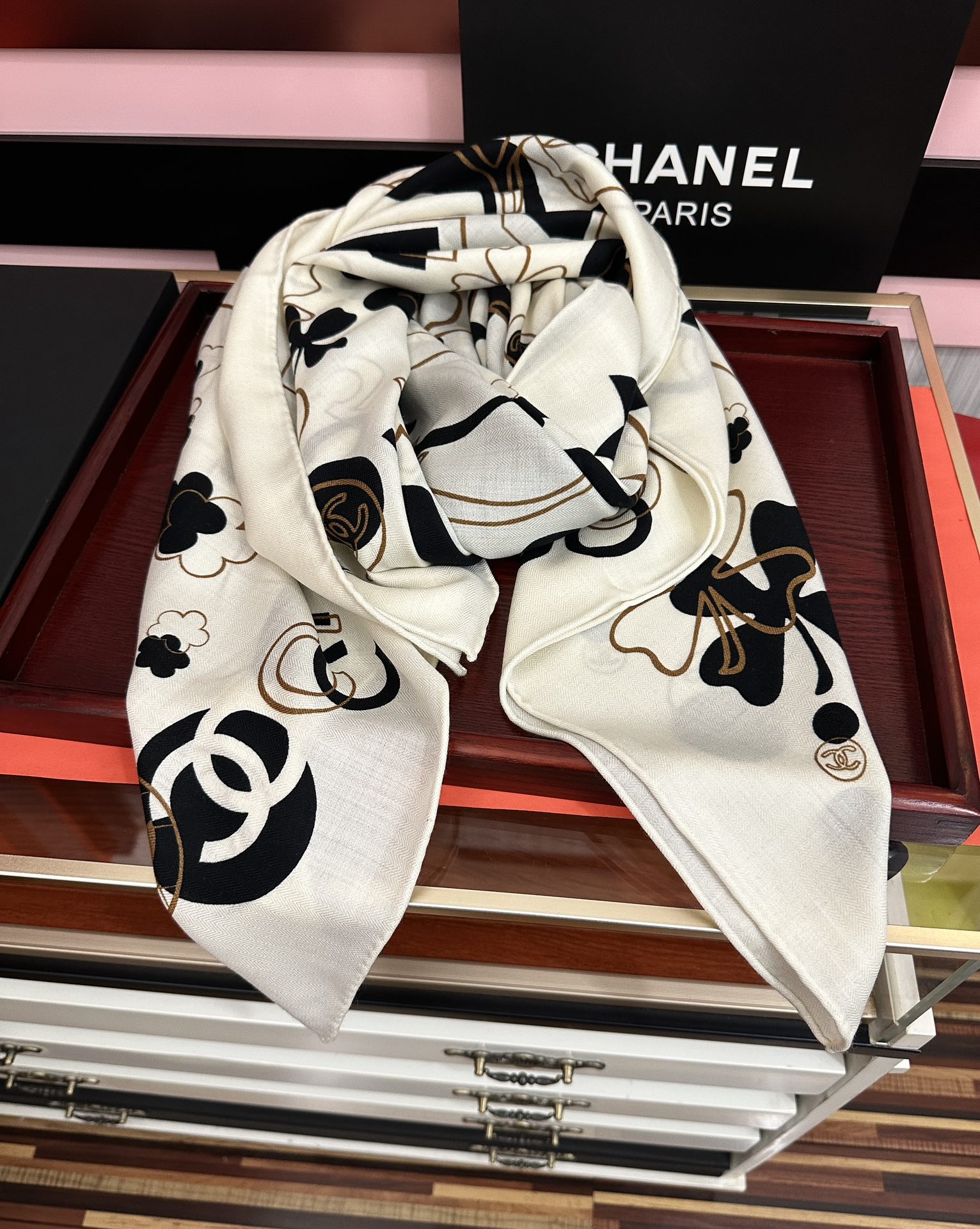 。香奈儿 【双面同色】经典双C优雅Coco风[礼物]~气质到骨子里[色]香奶奶新一季的面料超高级，真心超