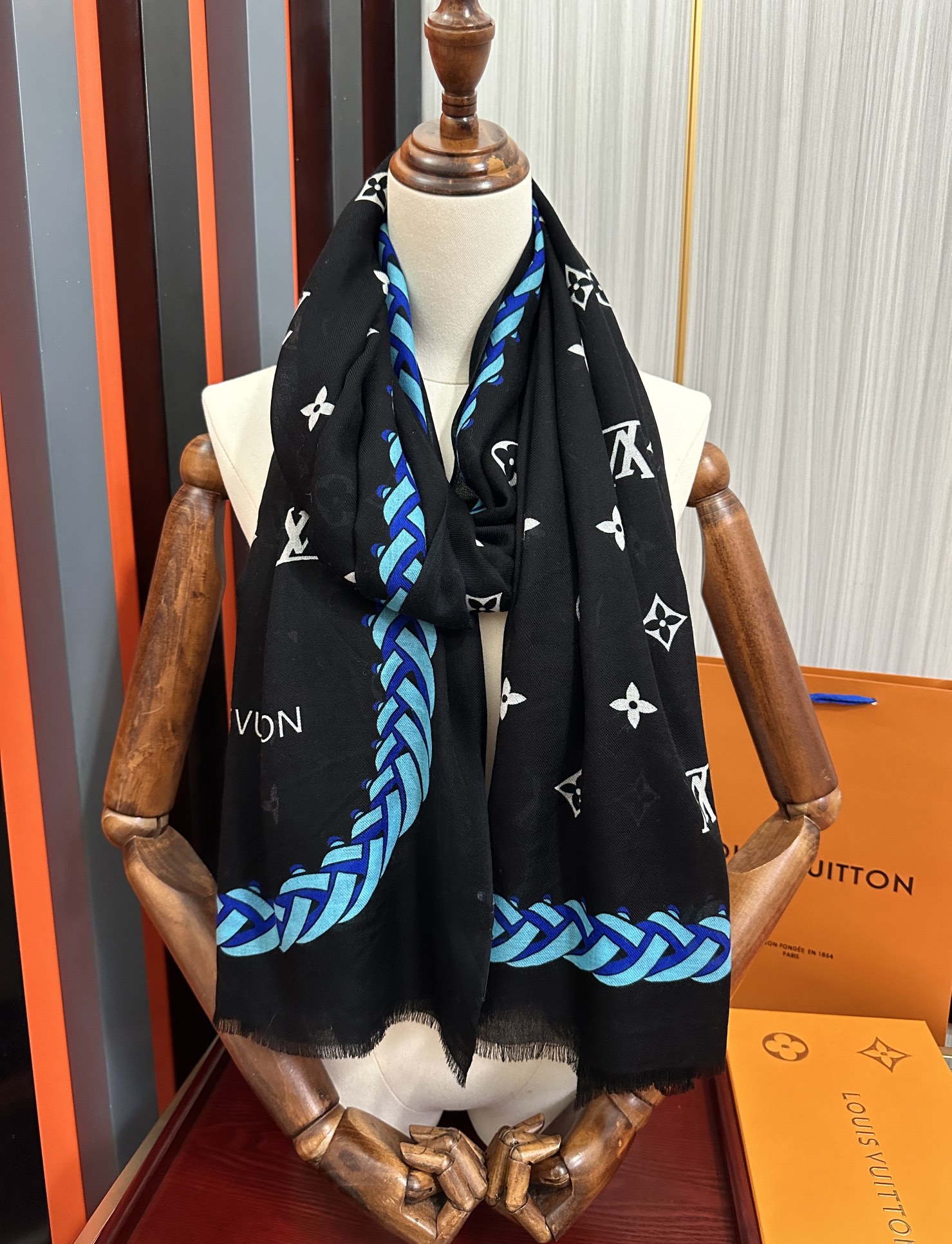 。 L v家 2026最新款‼️真心赞👍【戒指绒长巾】😘💍实物真心美 🎀披肩配以印花💓💃🏻无论设计喷绘都