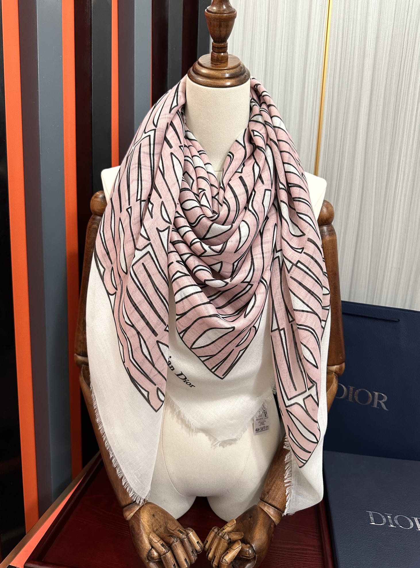 。 迪奥 2026新款羊绒围巾长款披肩[爱心]纯粹的高级和时髦感[玫瑰]太有品味了[月亮]招牌元素高端围