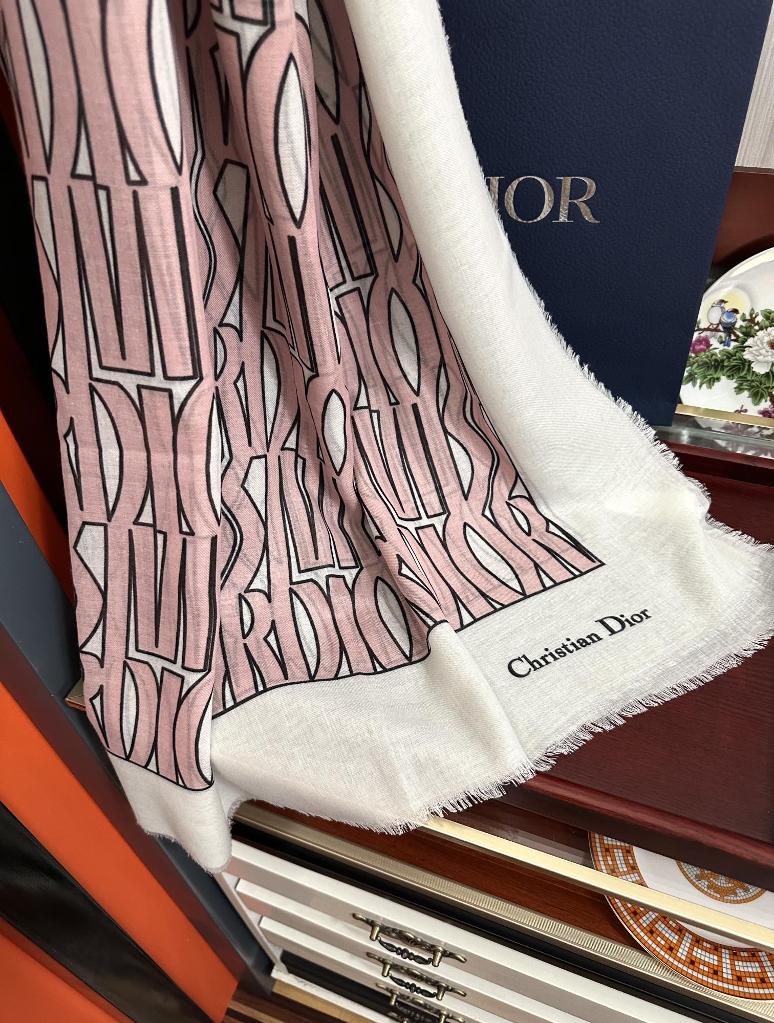 。 迪奥 2026新款羊绒围巾长款披肩[爱心]纯粹的高级和时髦感[玫瑰]太有品味了[月亮]招牌元素高端围