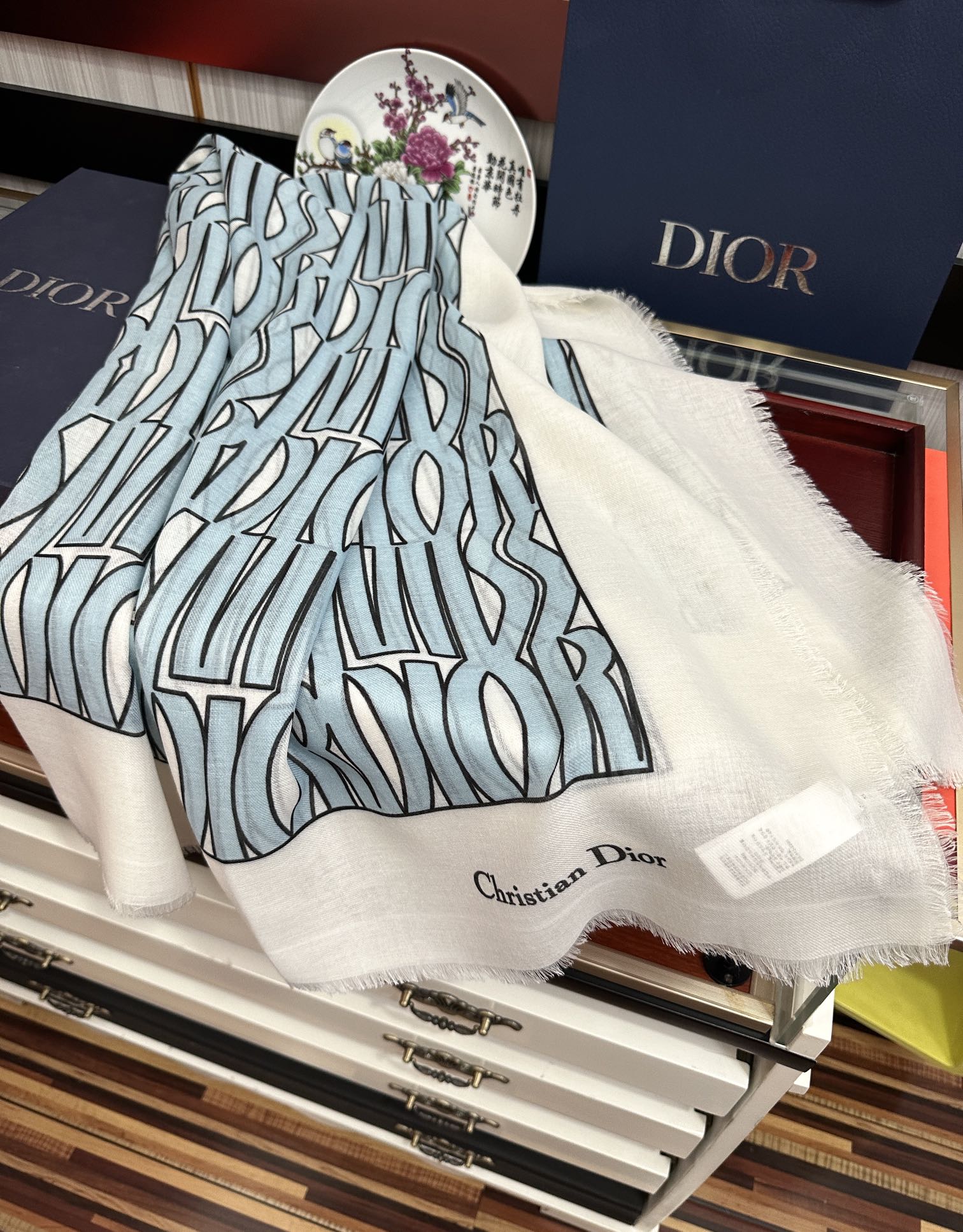 。 迪奥 2026新款羊绒围巾长款披肩[爱心]纯粹的高级和时髦感[玫瑰]太有品味了[月亮]招牌元素高端围