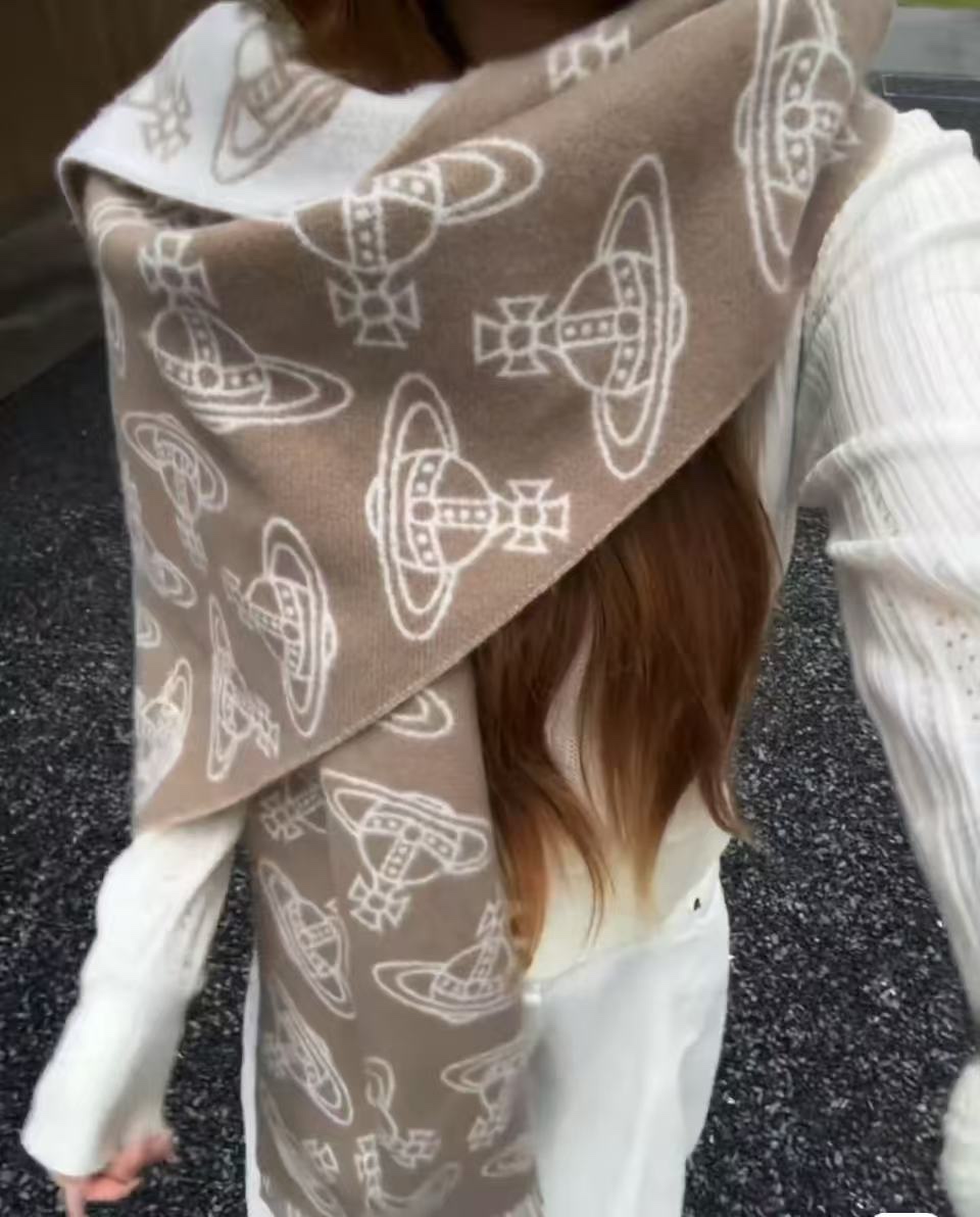 Vivienne Westwood 新款“西太后Vivienne Westwood”最爱的土星从精神上 才是最能代表英国人的 品牌