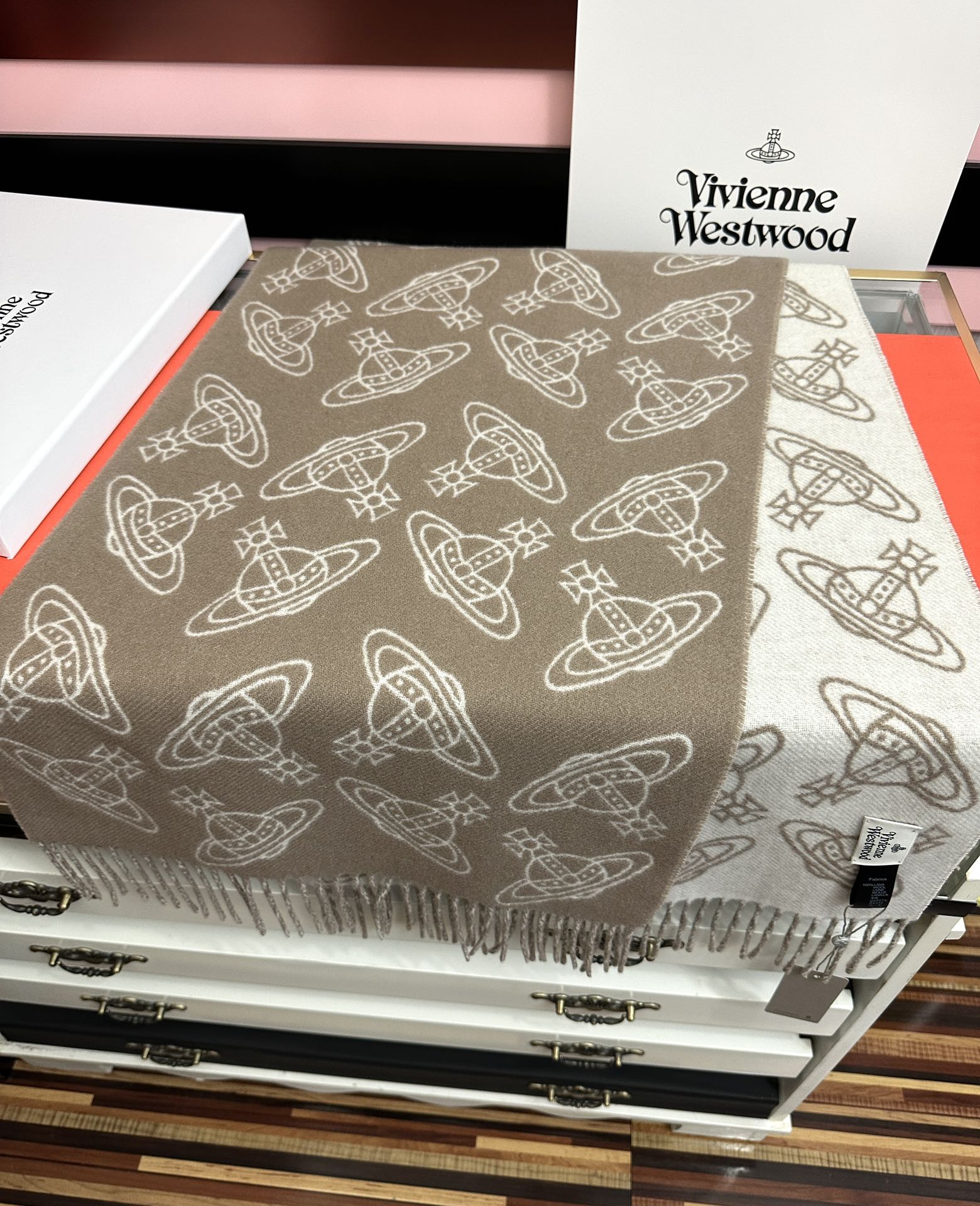 Vivienne Westwood 新款“西太后Vivienne Westwood”最爱的土星从精神上 才是最能代表英国人的 品牌