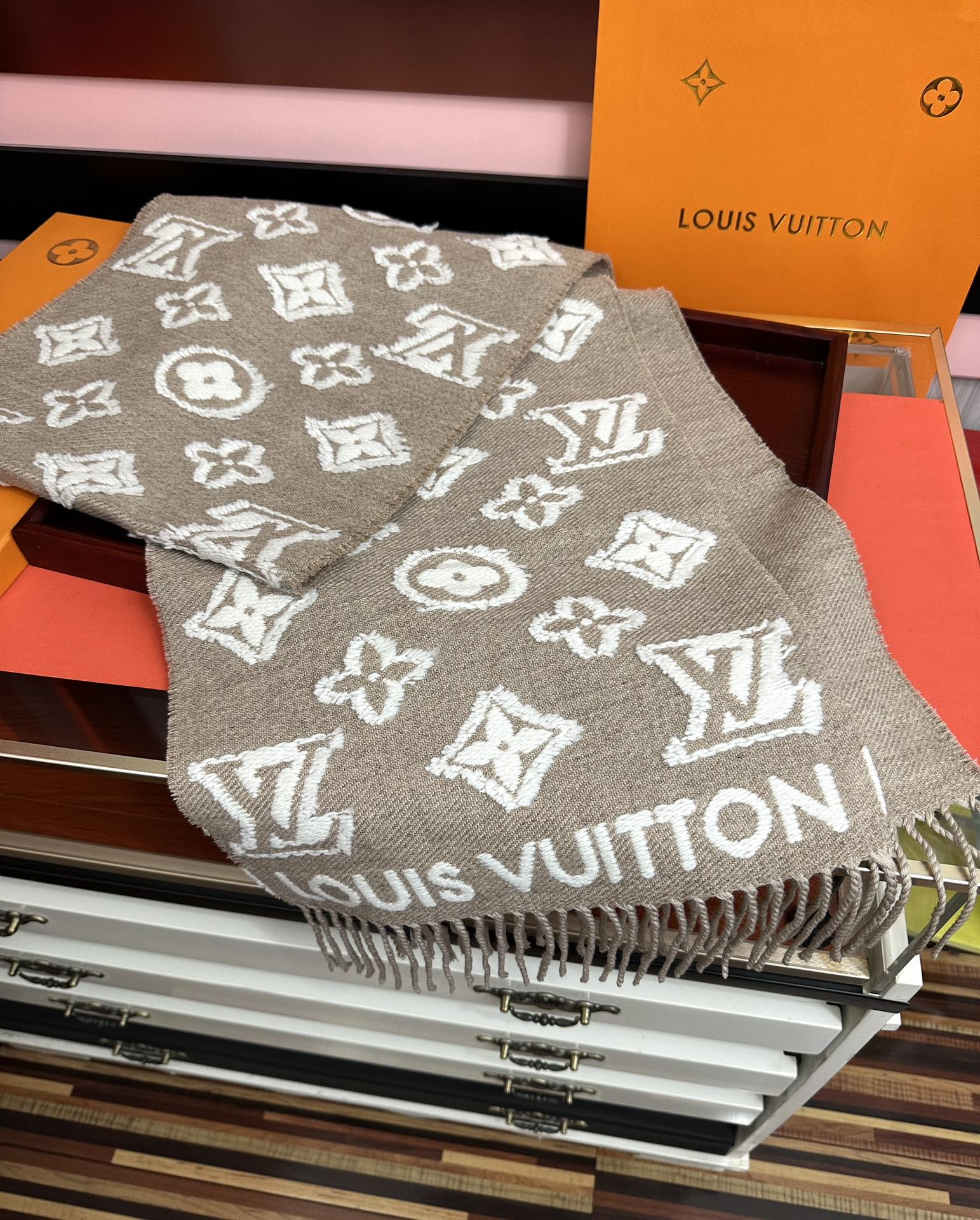 Louis Vuitton L家 最新款3D 围巾为柔软毛绒混纺织入 Monogram 图案 再以撞色羊毛皮演绎瞩目 3D 效果 剪花工艺令两面呈现迥异肌理
