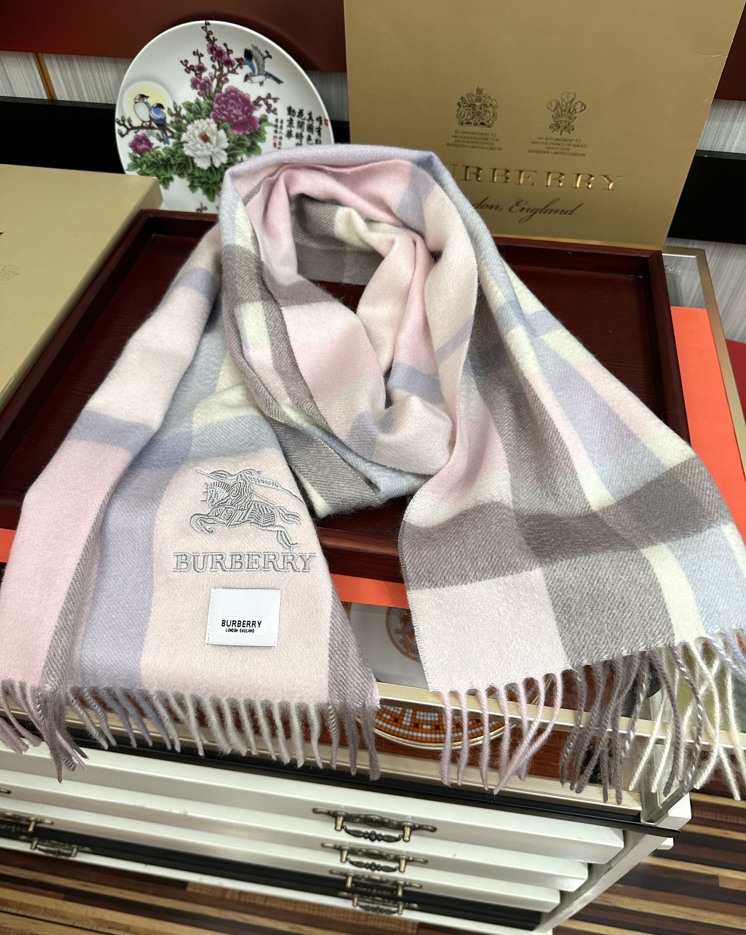 。85%山羊绒 2026巴宝莉【刺绣战马】采用内蒙古顶级山羊绒 最新款男女通用情侣款👫重磅推荐💥 经典的