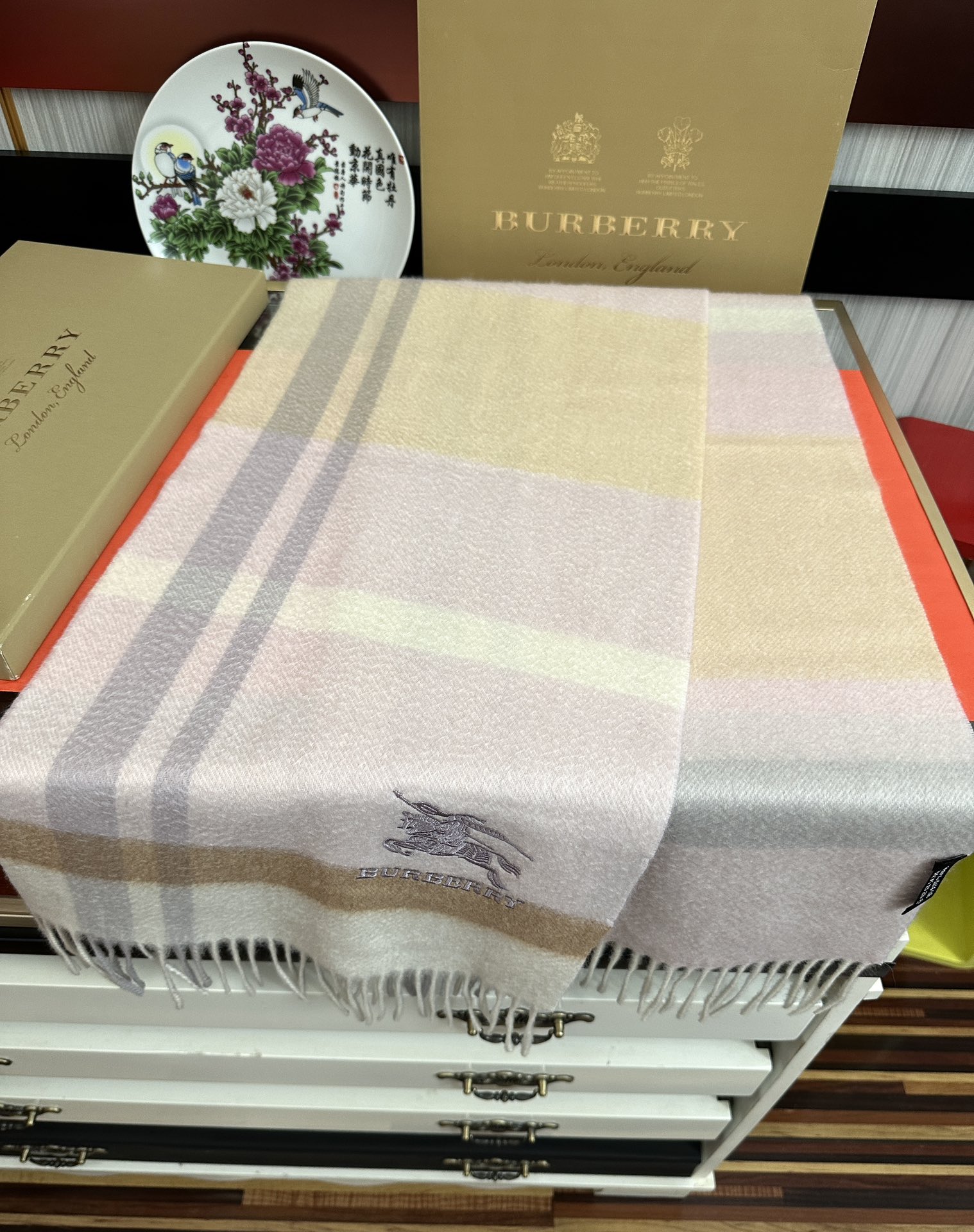 。85%山羊绒 2026 巴宝莉采用内蒙古顶级山羊绒，最新款男女通用情侣款👫重磅推荐💥 经典的格子，永不