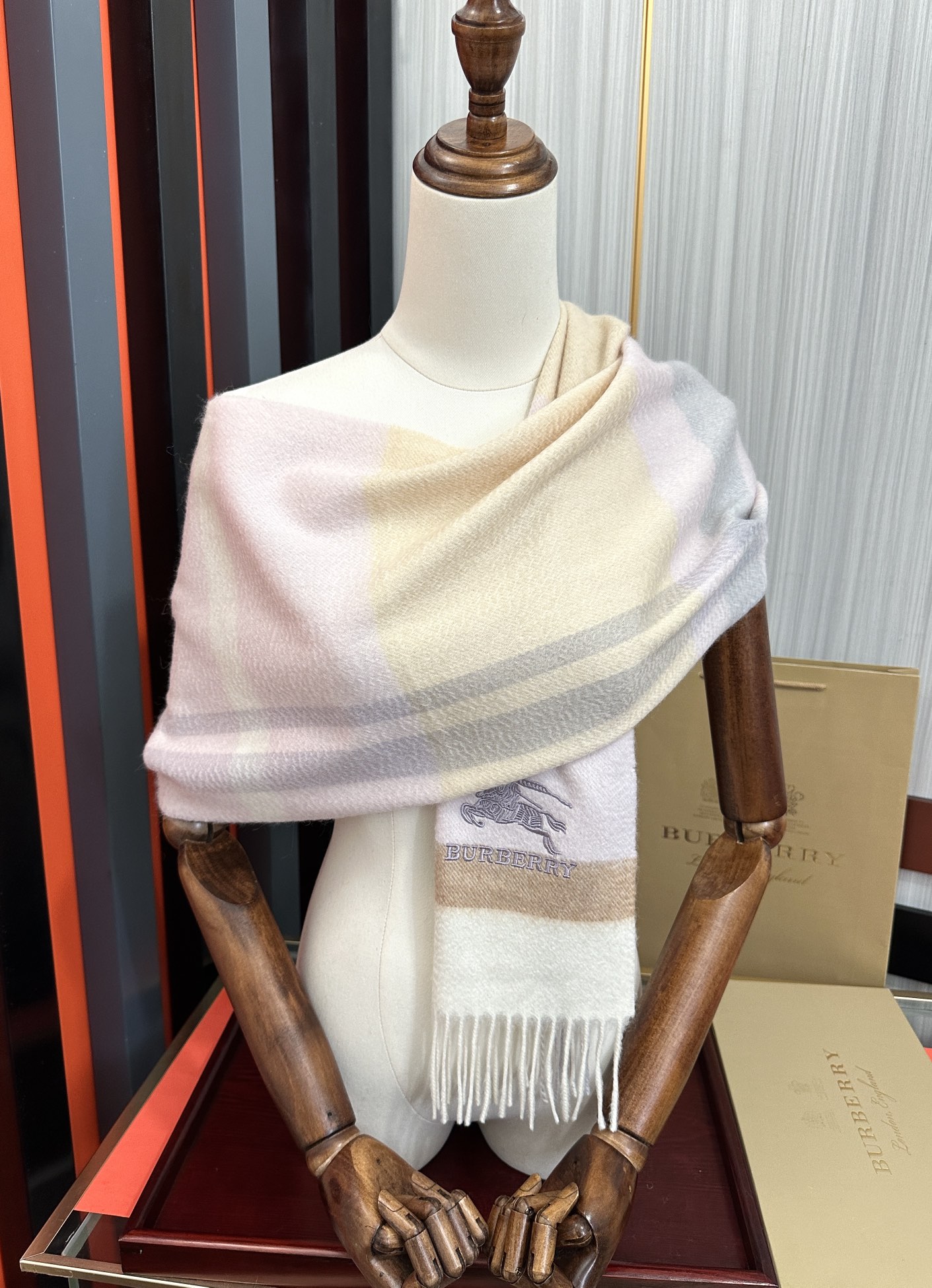 。85%山羊绒 2026 巴宝莉采用内蒙古顶级山羊绒，最新款男女通用情侣款👫重磅推荐💥 经典的格子，永不