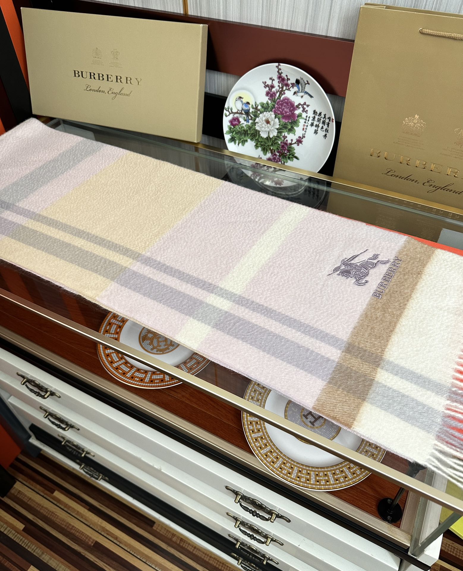 。85%山羊绒 2026 巴宝莉采用内蒙古顶级山羊绒，最新款男女通用情侣款👫重磅推荐💥 经典的格子，永不