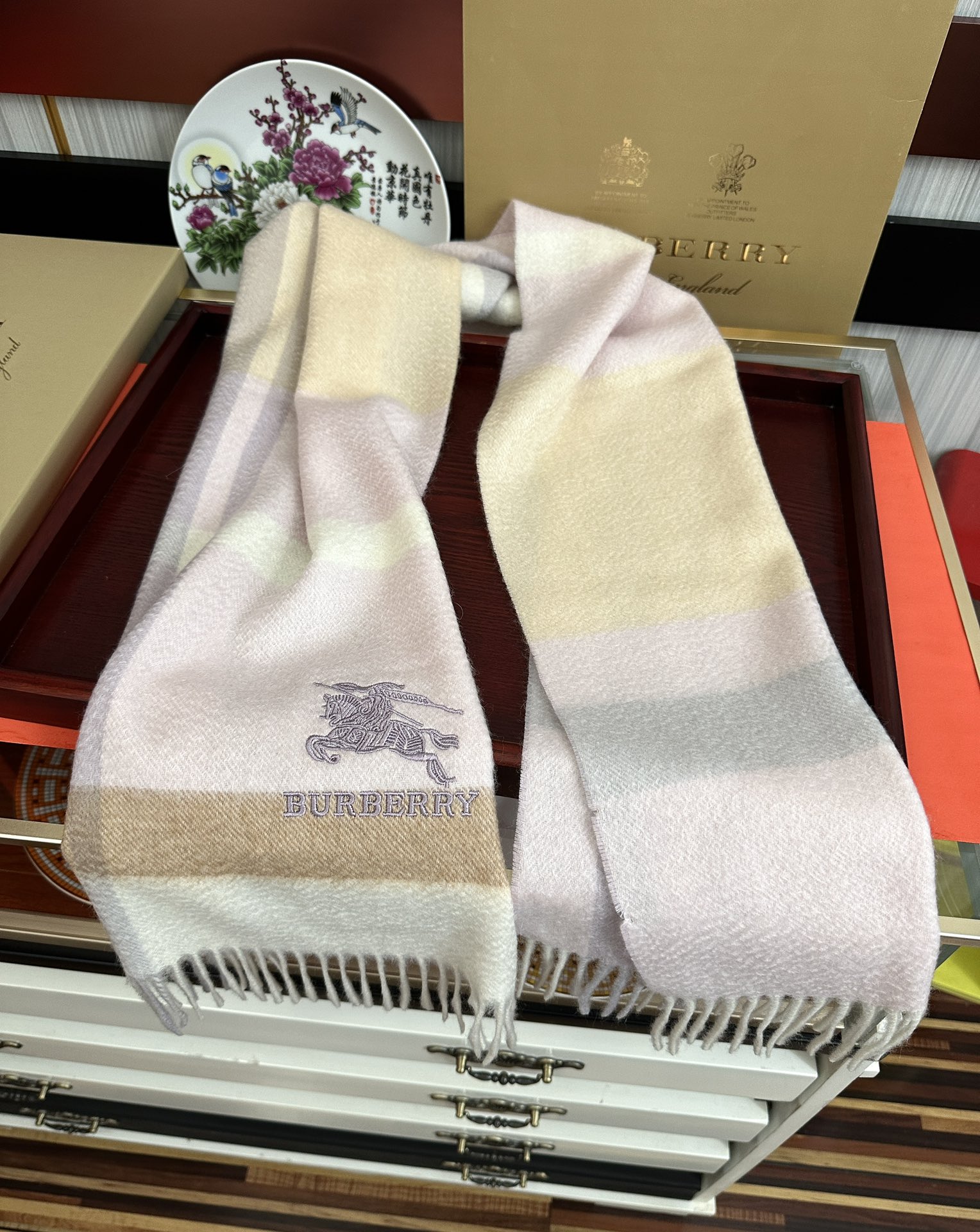 。85%山羊绒 2026 巴宝莉采用内蒙古顶级山羊绒，最新款男女通用情侣款👫重磅推荐💥 经典的格子，永不