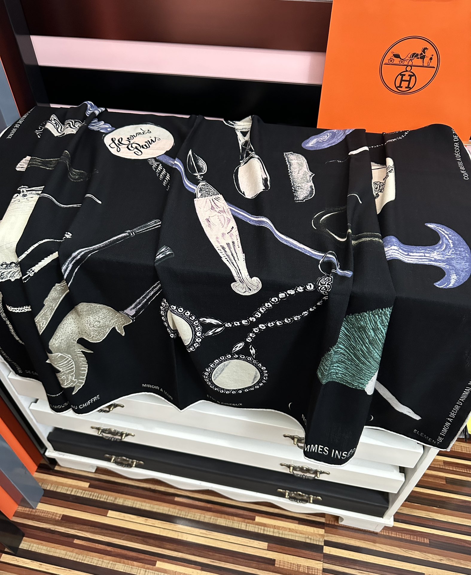 上新。爱马仕 【型影相随】2026新款[爱心] 新一季丝巾[太阳]我就不推荐了回头分享一下部分复刻款的老