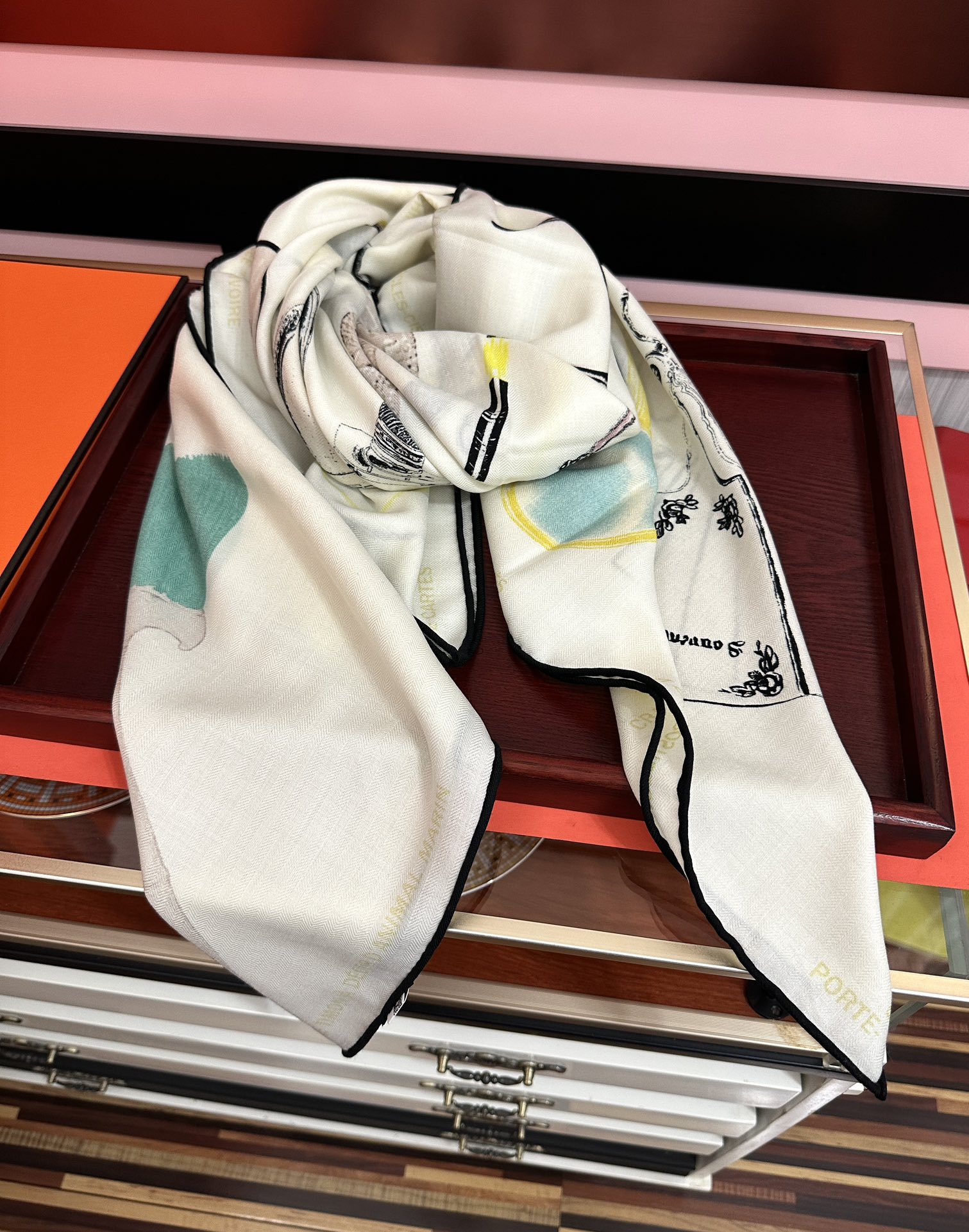 上新。爱马仕 【型影相随】2026新款[爱心] 新一季丝巾[太阳]我就不推荐了回头分享一下部分复刻款的老