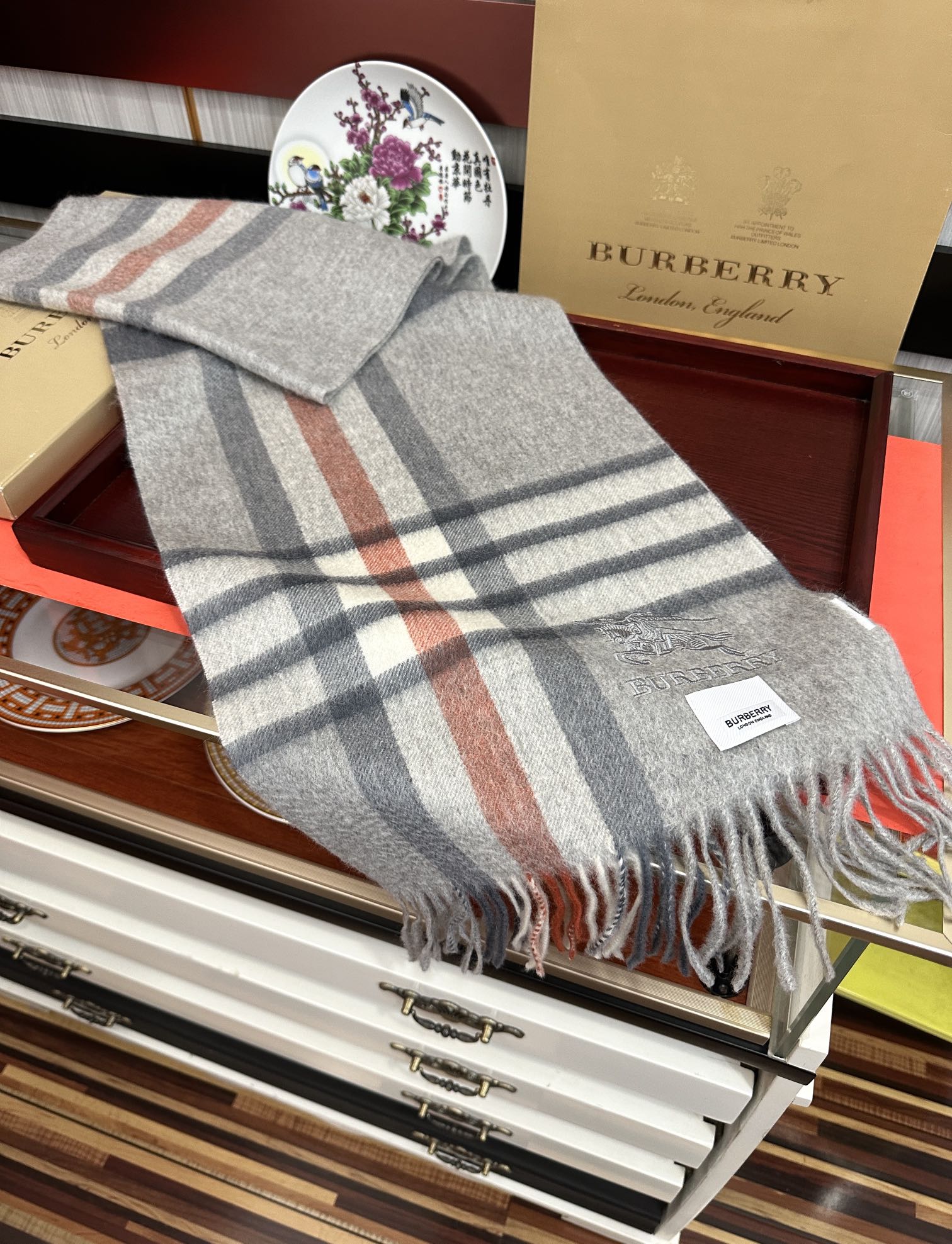 上新。2011 吧宝利 最爆款【采用内蒙古山羊绒】🎉男女士情侣款👫围巾‼️太美了😎让人耳目一新的感觉[色