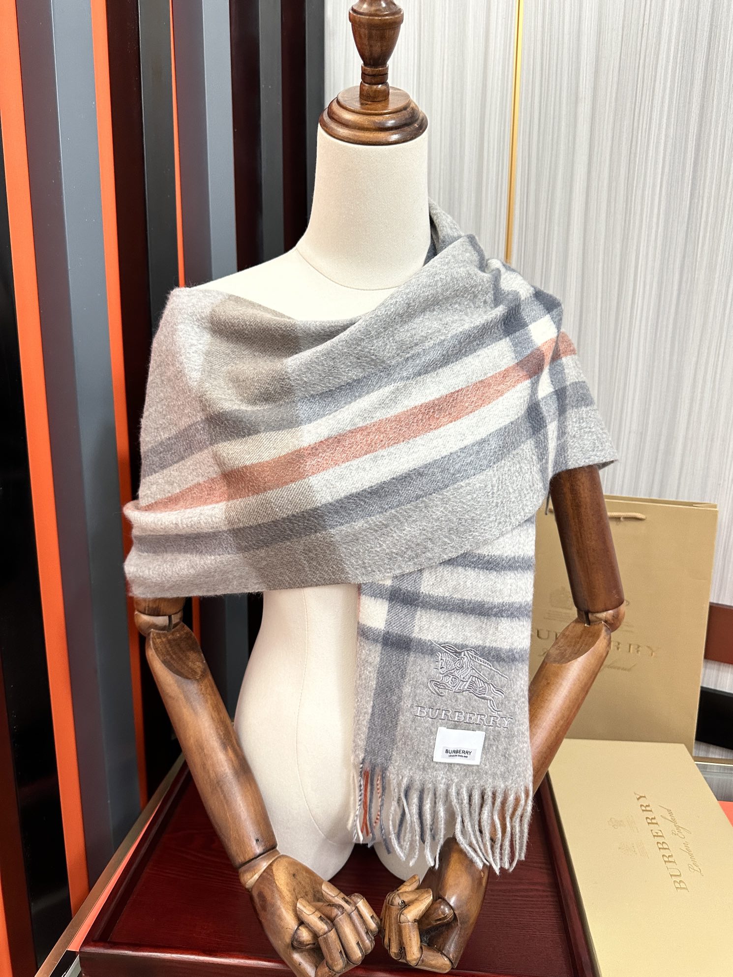 上新。2011 吧宝利 最爆款【采用内蒙古山羊绒】🎉男女士情侣款👫围巾‼️太美了😎让人耳目一新的感觉[色