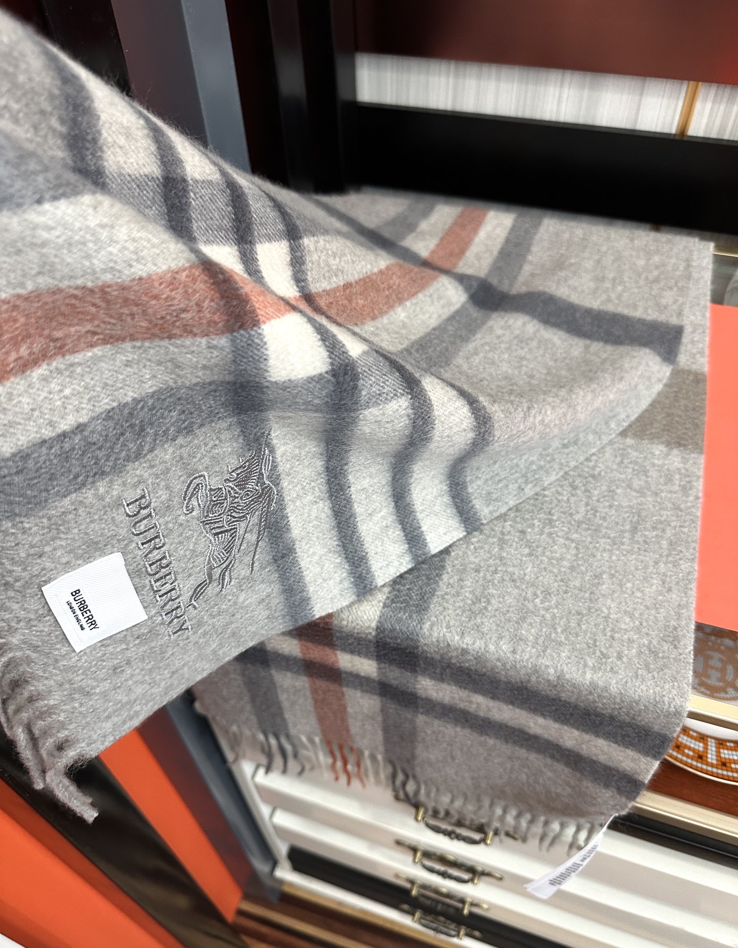 上新。2011 吧宝利 最爆款【采用内蒙古山羊绒】🎉男女士情侣款👫围巾‼️太美了😎让人耳目一新的感觉[色