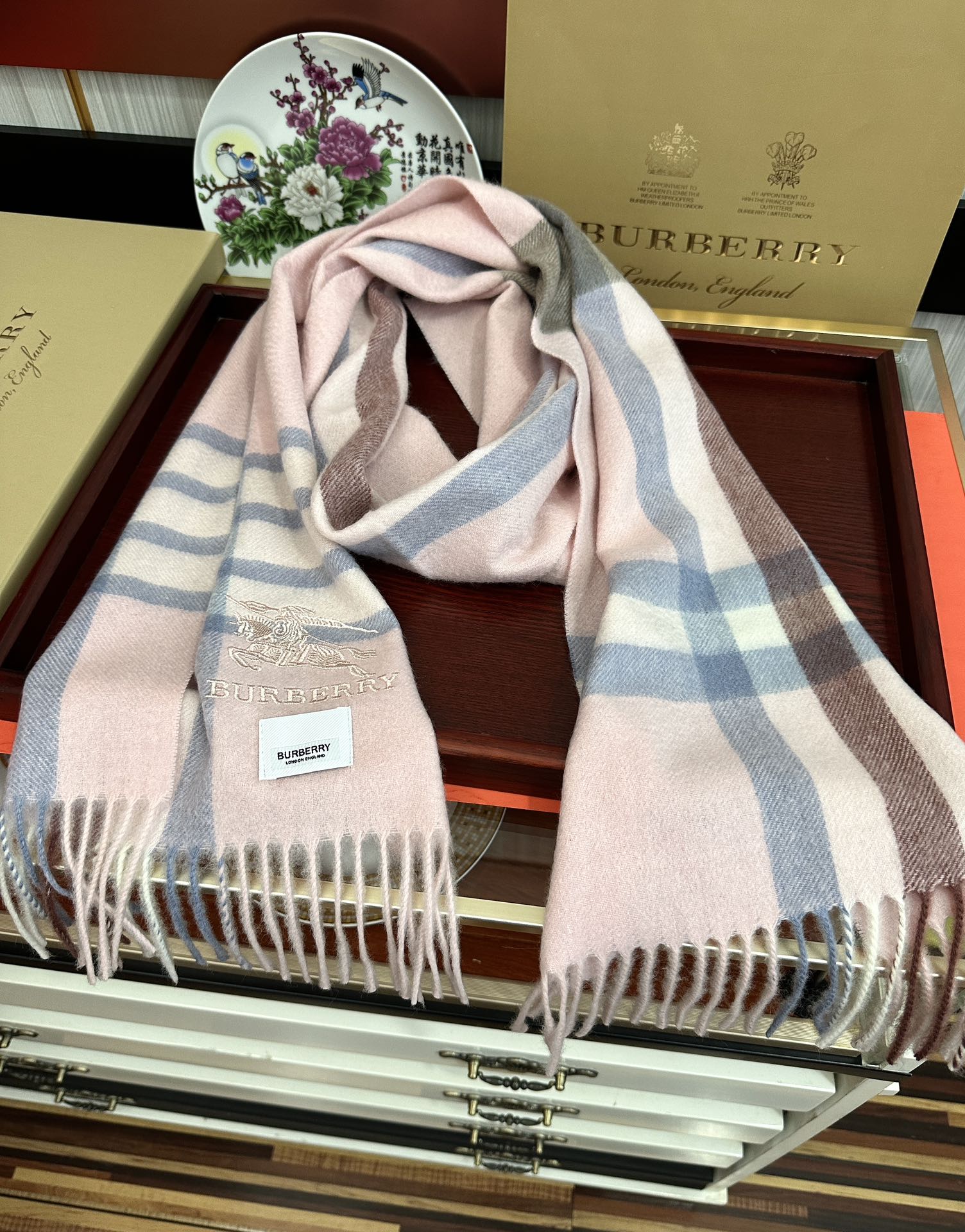 上新。2011 吧宝利 最爆款【采用内蒙古山羊绒】🎉男女士情侣款👫围巾‼️太美了😎让人耳目一新的感觉[色