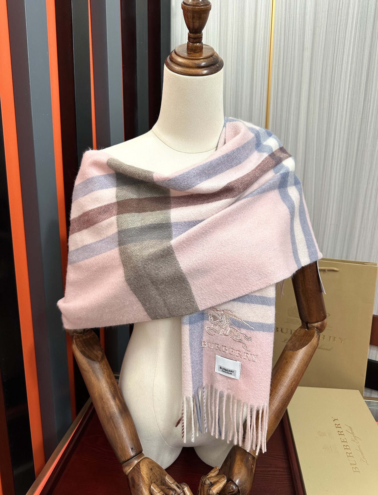 上新。2011 吧宝利 最爆款【采用内蒙古山羊绒】🎉男女士情侣款👫围巾‼️太美了😎让人耳目一新的感觉[色