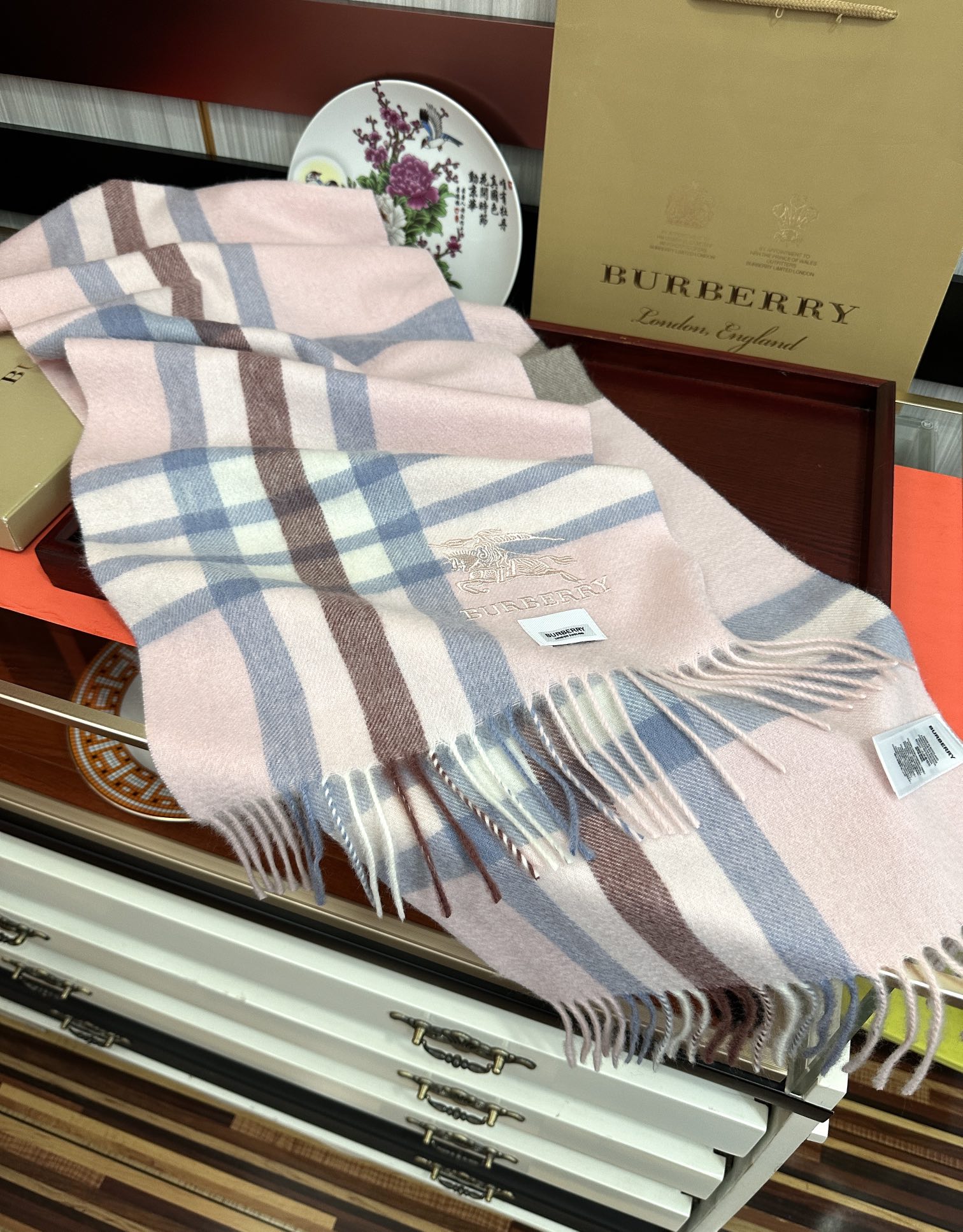 上新。2011 吧宝利 最爆款【采用内蒙古山羊绒】🎉男女士情侣款👫围巾‼️太美了😎让人耳目一新的感觉[色