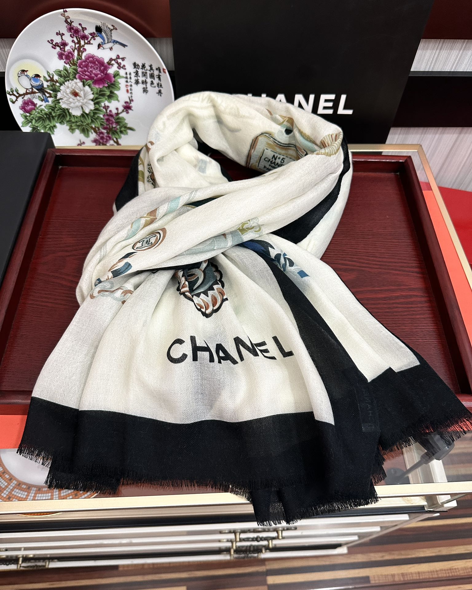 Chanel 小香 2026最新款‼ 真心赞 【双面戒指绒长巾】 实物真心美 细节都可见 高端 VI 绝对值得入手 尺寸：100x200cm
