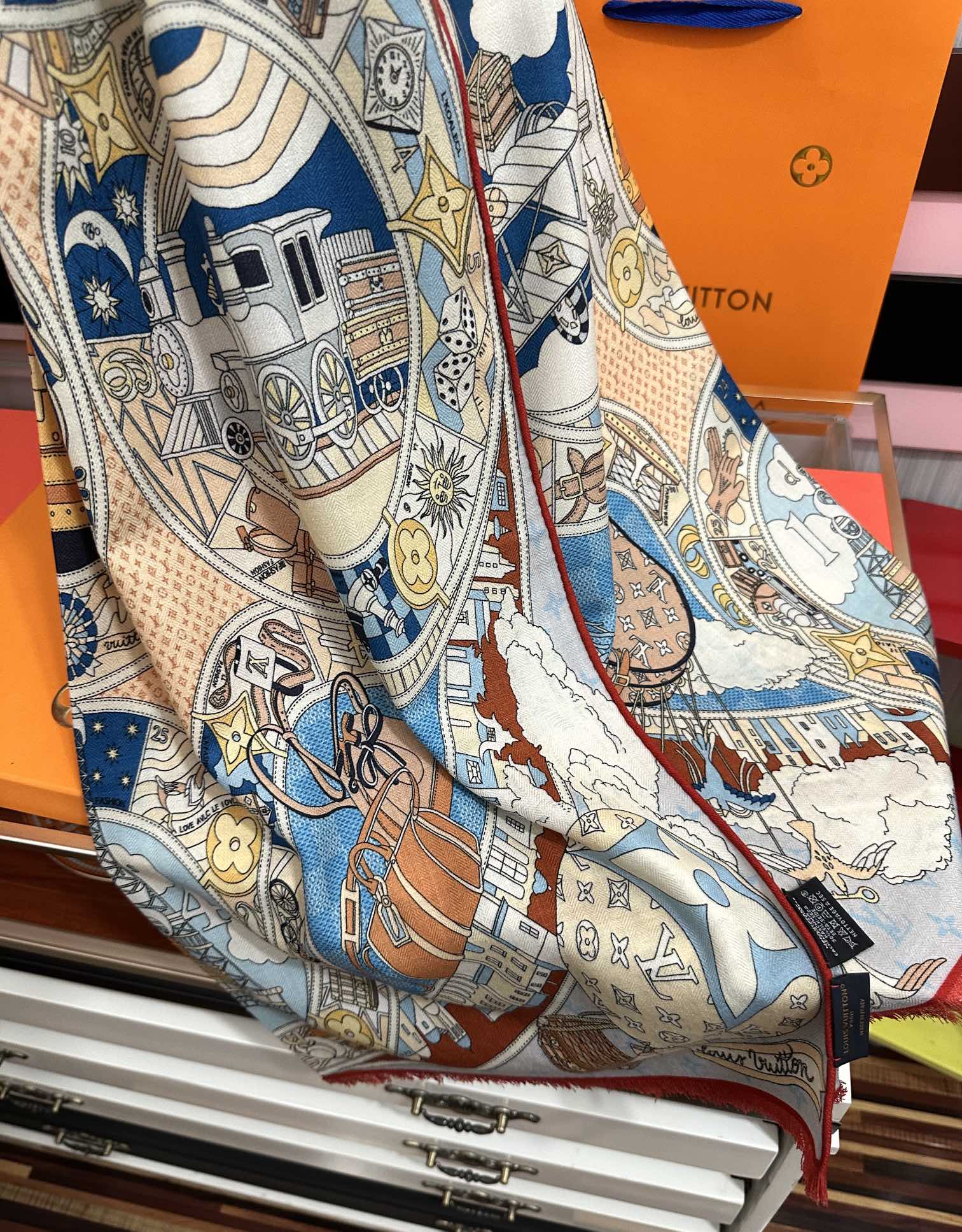 Unknown 新款LV 2051高品质 【双面同色】女生 款 随便怎么围都 太美了 下手一定要快 四季都可以用 真心美的让人非常非上身效果简直美翻了 品质非常完美 整个围巾给人气场的同时又非常 秀丽 绝对值得入手的新款 实物一拿到就会庆幸自己是女人的绝美好货 尺寸：65x185