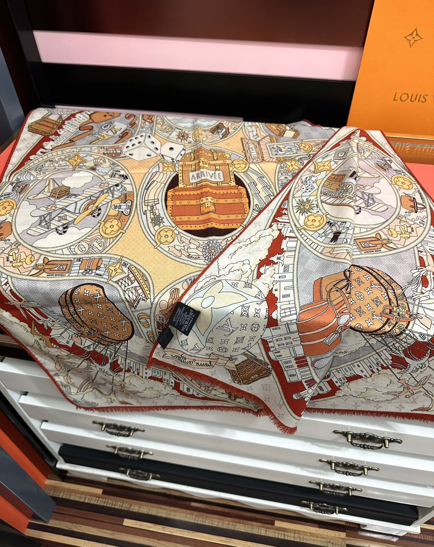 Unknown 新款LV 2051高品质 【双面同色】女生 款 随便怎么围都 太美了 下手一定要快 四季都可以用 真心美的让人非常非上身效果简直美翻了 品质非常完美 整个围巾给人气场的同时又非常 秀丽 绝对值得入手的新款 实物一拿到就会庆幸自己是女人的绝美好货 尺寸：65x185