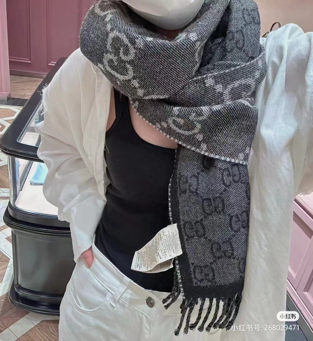 NO:729214,Popular double-sided long scarf with GG letters [Gift] Classic denim blue double-G letter intertwined pattern [Proud] One side is big GG [Hug] One side is small GG, reinterpreted as a complicated jacquard design [Happy] This symbol pattern will be given a new interpretation every season [Gift] Double-sided two-tone contrast effect is fresh and elegant [Color] The style and color are suitable for both men and women, soft to the touch [naughty] The color is also good-looking. Tassel trim, material wool, size 35x high version scarf, high version scarf19860909爆款GG字母双面长巾[礼物]经典牛仔蓝双G字母双面交织图案[得意]一面大GG [拥抱]一面小GG ,焕新演绎为繁复的提花设计[愉快]这一符号图案每一季都会加以新的诠释[礼物]双面双色调对比效果清新雅致[色]款式和颜色男女都合适,手感柔软[调皮]颜色也很好看流苏饰边,材质羊毛 、尺寸35x高版本围巾,高版本围巾,scarf