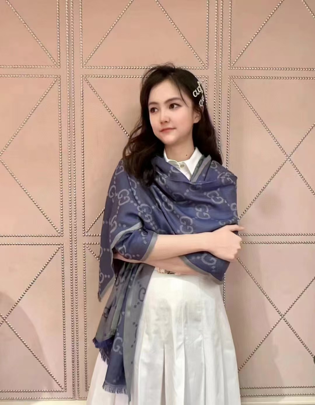 NO:729221,High-quality Gucci [GG plaid double-sided long scarf] [Love] The unisex model can be used by both men and women. The classic GG pattern is one of the iconic elements that began to be used in the 1930s [Proud] After nearly a century of development, it still provides inspiration for the brand to explore new expressions [Celebrate] On this wool scarf [Sun] it is presented in an exaggerated way. Size 70*200, material cashmere high version scarf, high version scarf19860909高品质 古奇【GG格子双面长巾】[爱心]中性款男女都可以用,经典GG图案是在30年代开始使用的标志性元素之一[得意]历经近一个世纪的发展依然为品牌探索全新表达提供灵感[庆祝]在这款羊毛围巾上[太阳]它以夸张的方式呈现.尺寸70*200,材质羊绒高版本围巾,高版本围巾,scarf