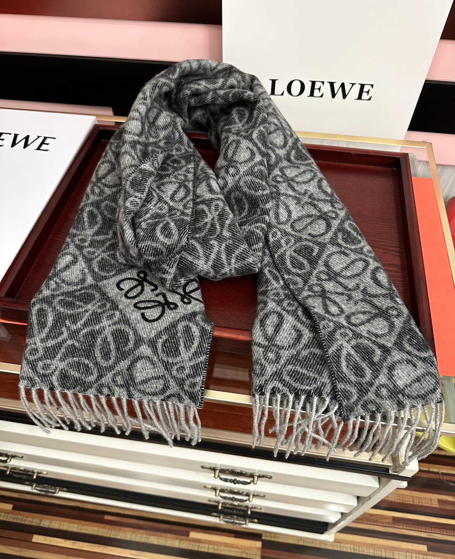Loewe 罗意威2026 ZG最新款 棋盘格提花围巾 棋盘格矩阵设计高端设计 不挑年龄 怎么围都 款式 舒适太美了 百搭 尺寸：40x180、材质：羊绒