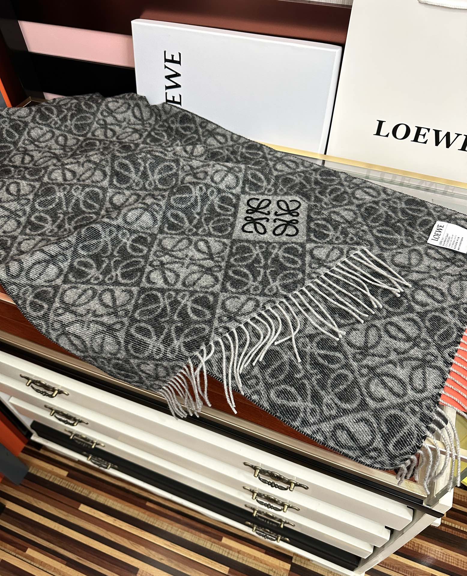 Loewe 罗意威2026 ZG最新款 棋盘格提花围巾 棋盘格矩阵设计高端设计 不挑年龄 怎么围都 款式 舒适太美了 百搭 尺寸：40x180、材质：羊绒