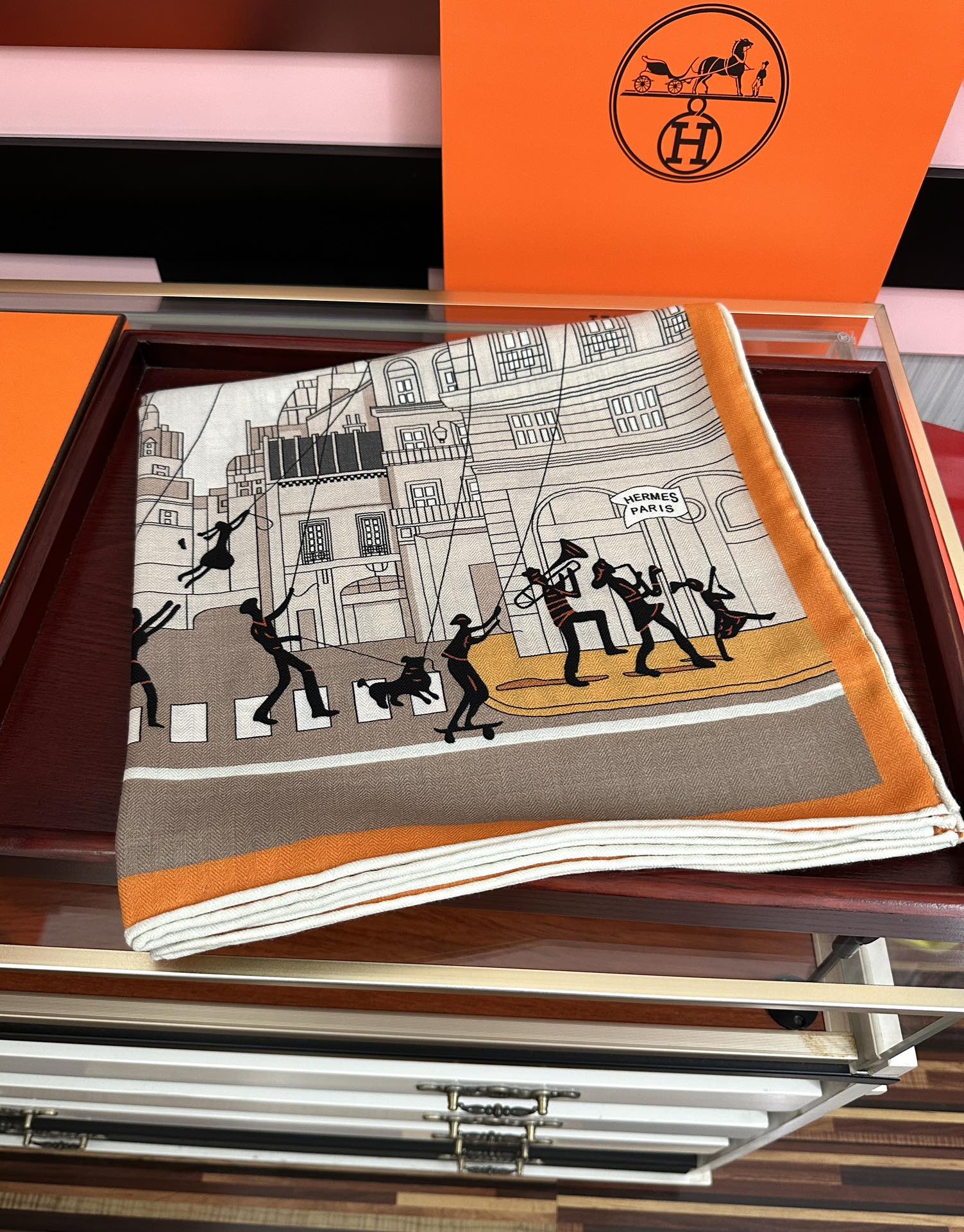 Hermès 爱马仕2026秋冬新款【太空探索】 新一季丝巾采购清单估计各位养马人们已经列好了 我就不推荐了回头分享一下部分 款的老款信息资料供大家参考 本季必购《Rondsdemarch》(圆场漫步) 一条来自丝巾羊绒丝方巾也不知道是马元素在男士方巾上运用比例高还是正好我每一条无论从配色还是主题图案都深得我心 也相较女款好驾驭 还便宜 大家 尺寸:140X140、材质：30%真丝+70丝绒