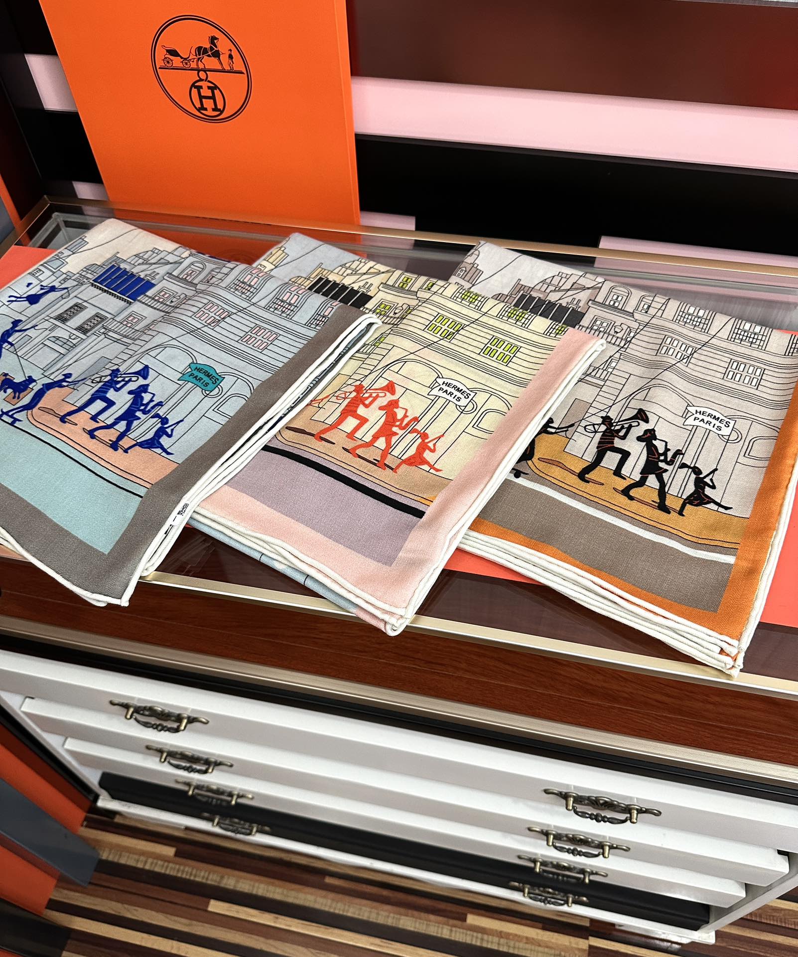 Hermès 爱马仕2026秋冬新款【太空探索】 新一季丝巾采购清单估计各位养马人们已经列好了 我就不推荐了回头分享一下部分 款的老款信息资料供大家参考 本季必购《Rondsdemarch》(圆场漫步) 一条来自丝巾羊绒丝方巾也不知道是马元素在男士方巾上运用比例高还是正好我每一条无论从配色还是主题图案都深得我心 也相较女款好驾驭 还便宜 大家 尺寸:140X140、材质：30%真丝+70丝绒