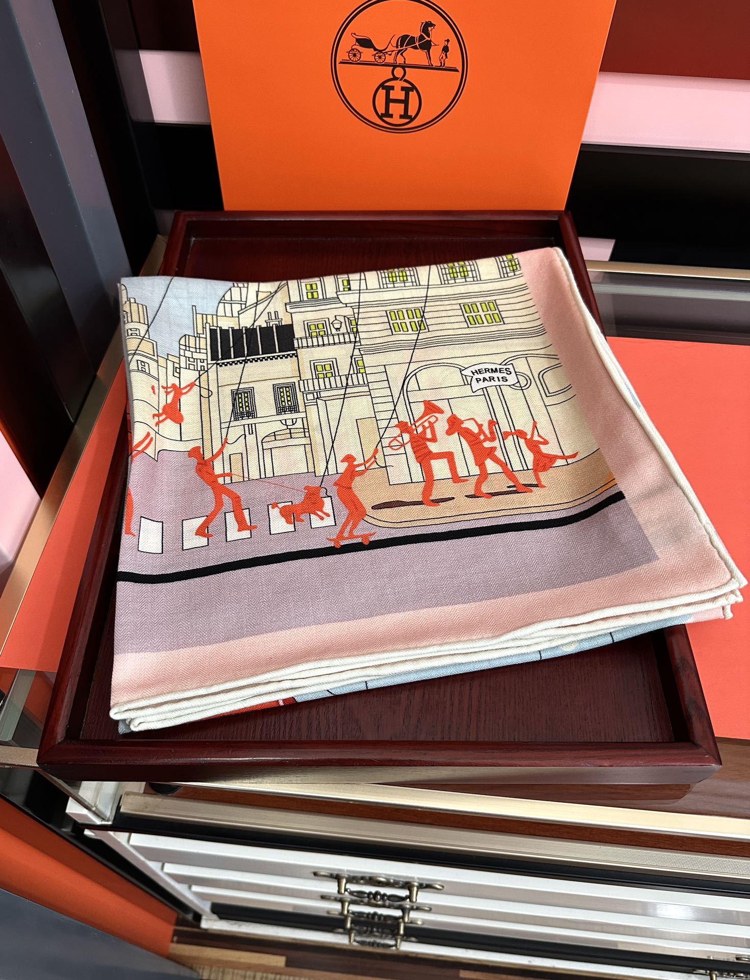Hermès 爱马仕2026秋冬新款【太空探索】 新一季丝巾采购清单估计各位养马人们已经列好了 我就不推荐了回头分享一下部分 款的老款信息资料供大家参考 本季必购《Rondsdemarch》(圆场漫步) 一条来自丝巾羊绒丝方巾也不知道是马元素在男士方巾上运用比例高还是正好我每一条无论从配色还是主题图案都深得我心 也相较女款好驾驭 还便宜 大家 尺寸:140X140、材质：30%真丝+70丝绒